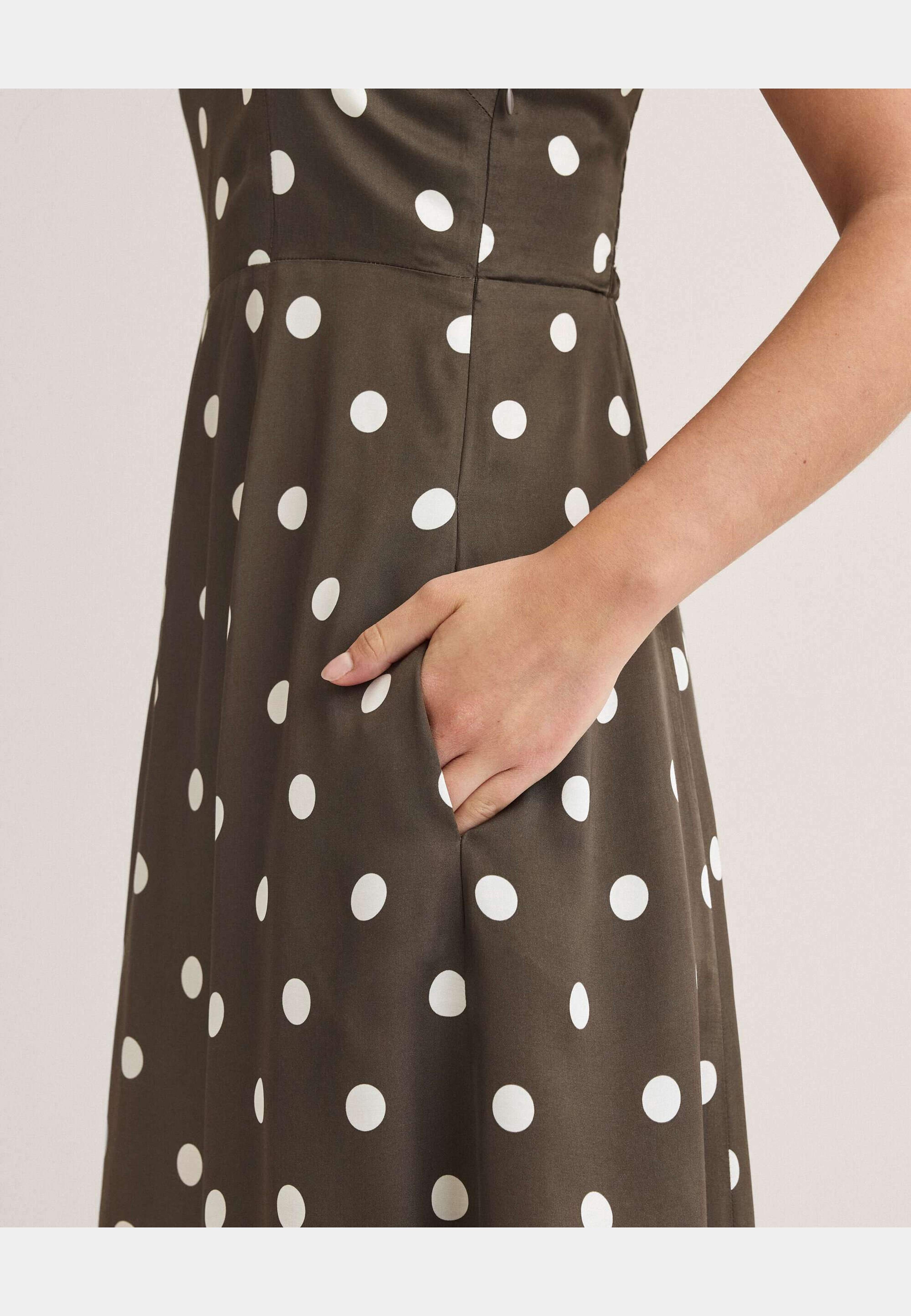 Beau Dot Dress, från Newhouse, i färgen brun. Klicka för att öppna bilden i stort format