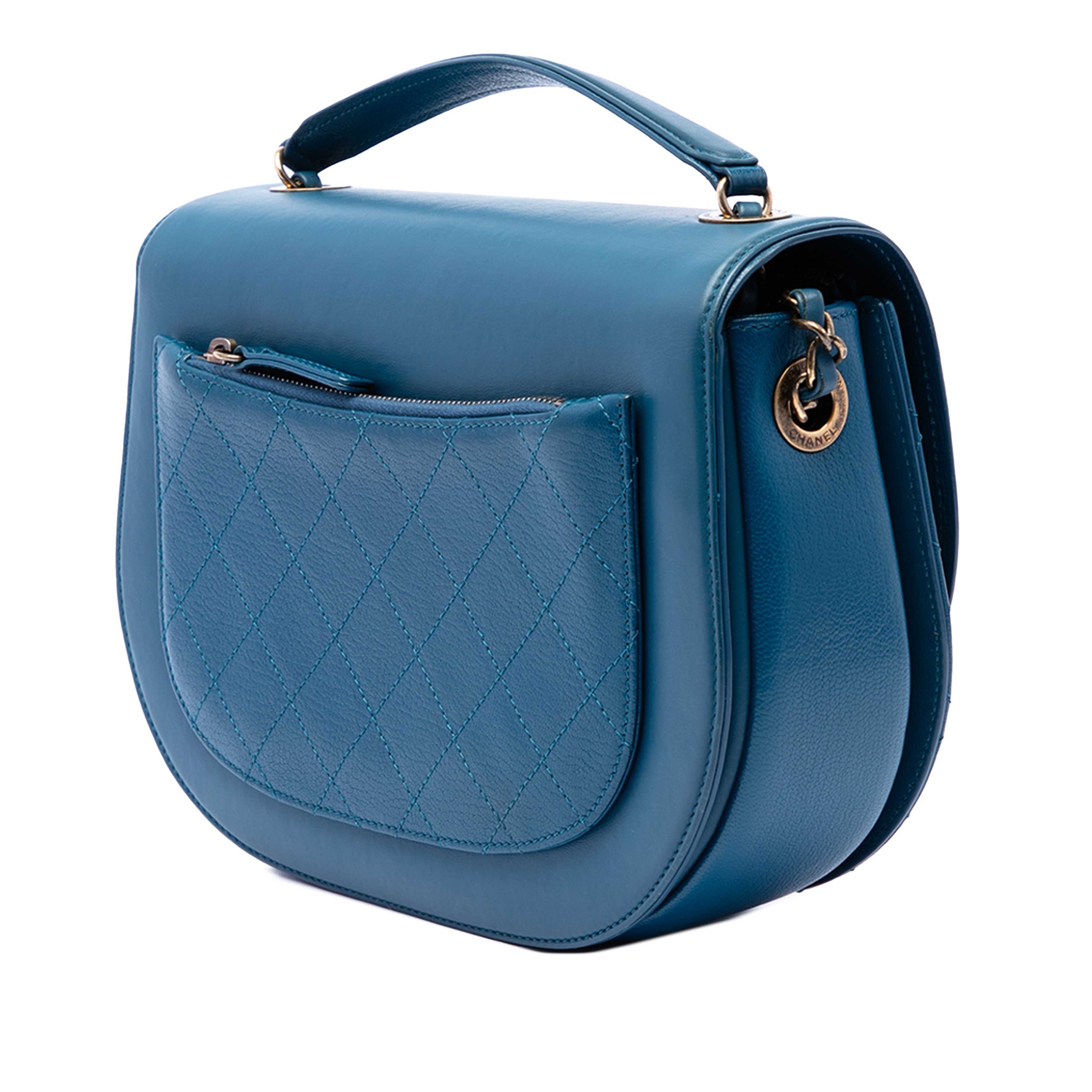Chanel Medium Shiny Calfskin And Quilted Goatskin Coco Curve Flap, från Luxclusif, i färgen blå. Klicka för att öppna bilden i stort format