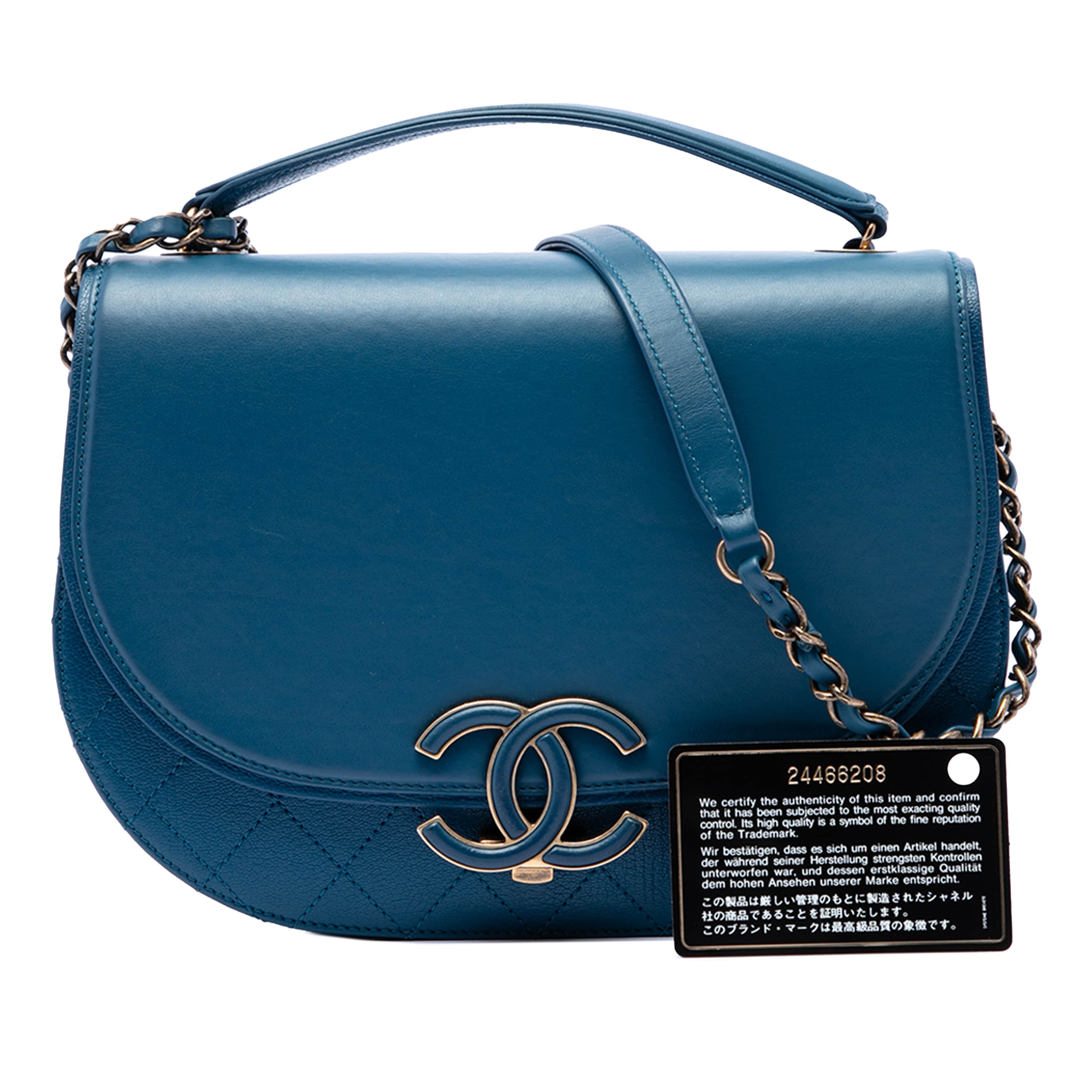 Chanel Medium Shiny Calfskin And Quilted Goatskin Coco Curve Flap, från Luxclusif, i färgen blå. Klicka för att öppna bilden i stort format