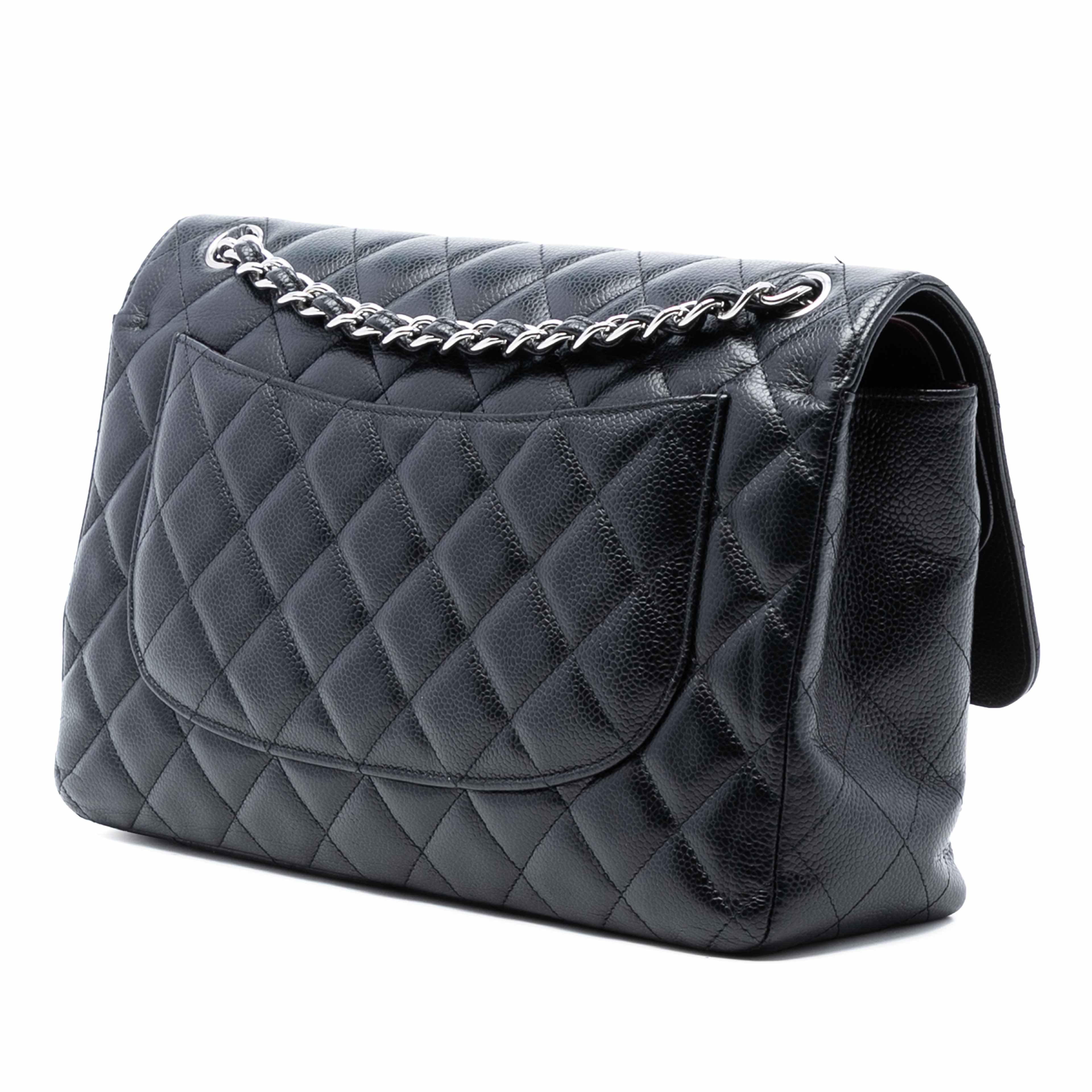 Chanel Jumbo Classic Caviar Double Flap, från Luxclusif, i färgen black. Klicka för att öppna bilden i stort format