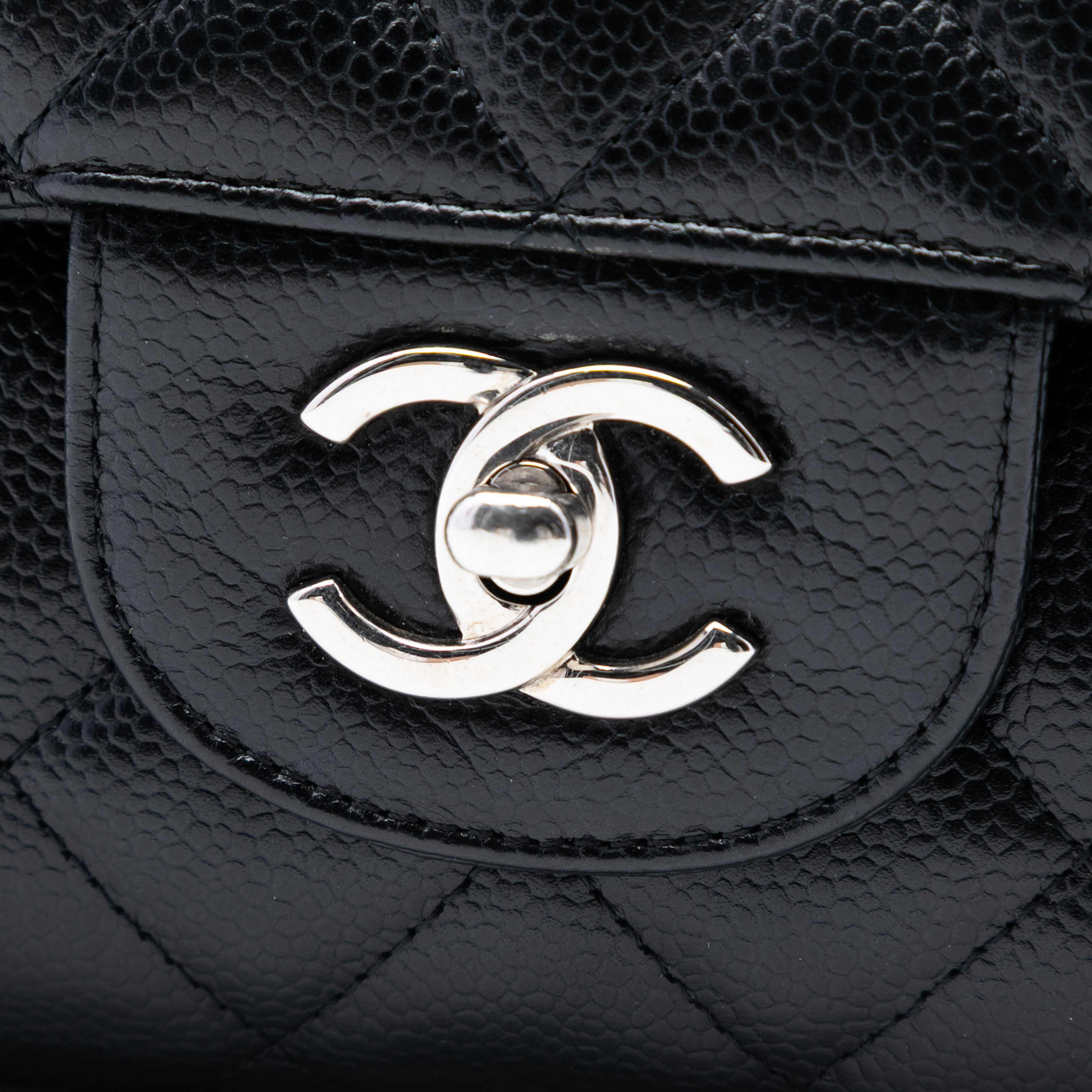 Chanel Jumbo Classic Caviar Double Flap, från Luxclusif, i färgen black. Klicka för att öppna bilden i stort format