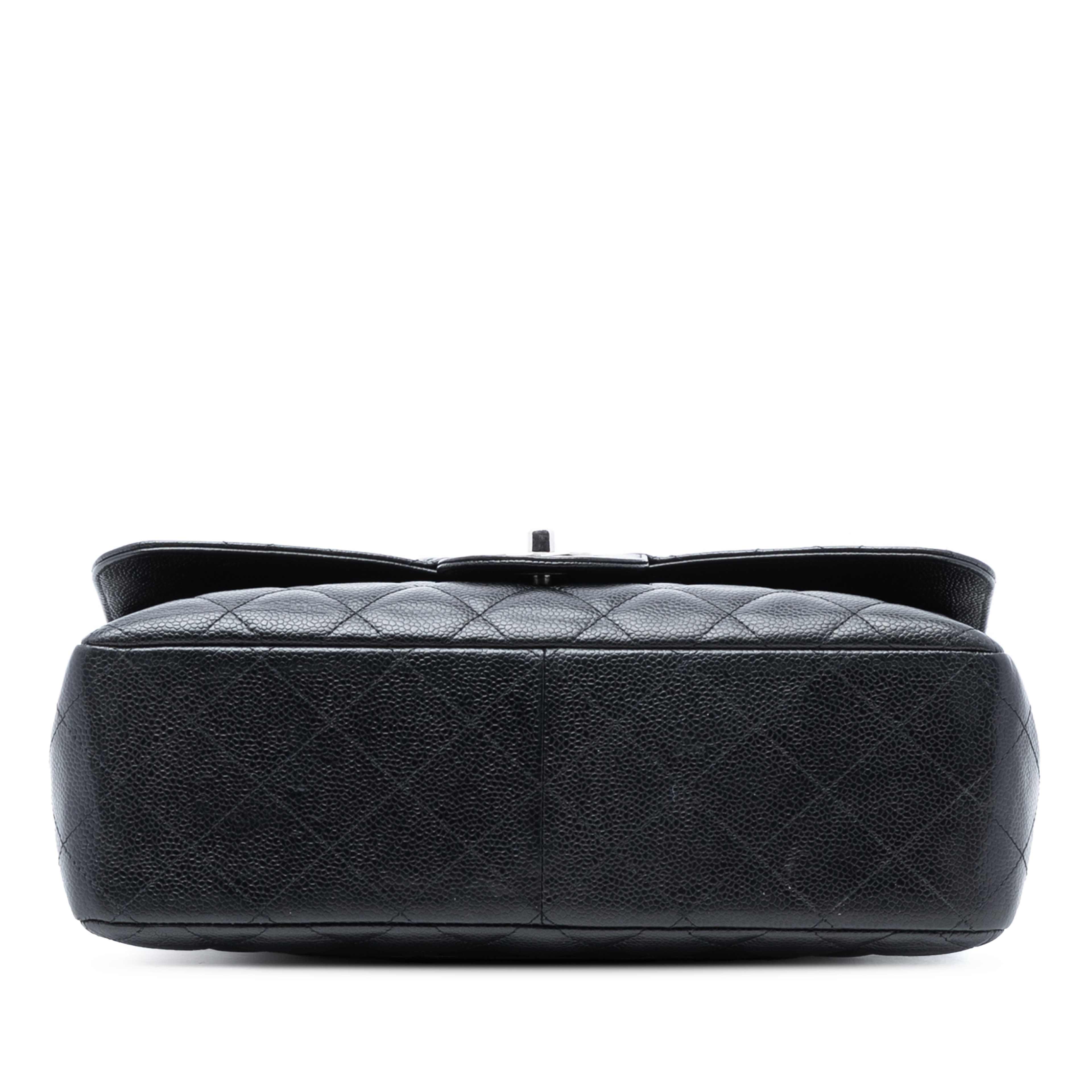 Chanel Jumbo Classic Caviar Double Flap, från Luxclusif, i färgen black. Klicka för att öppna bilden i stort format