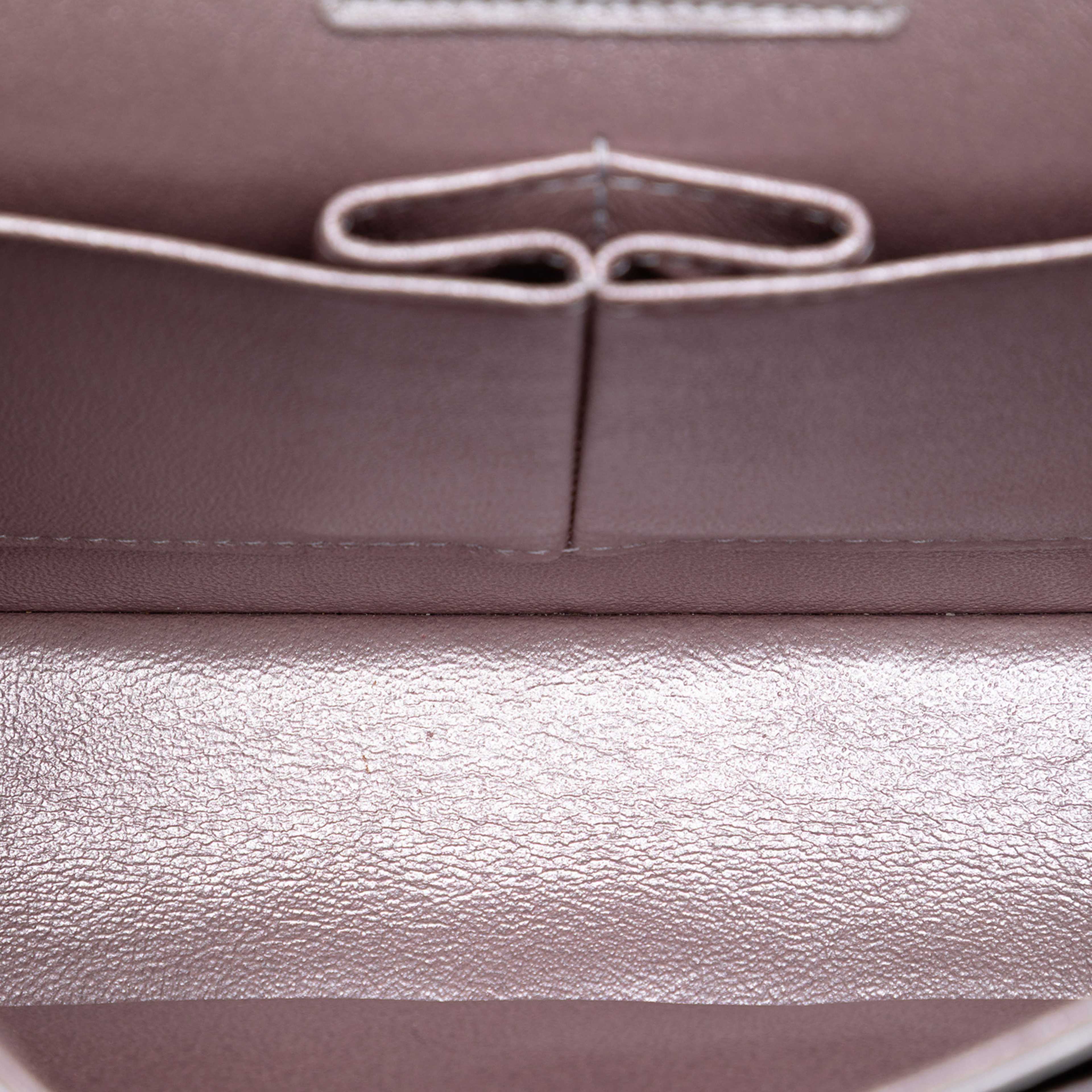 Chanel Medium Classic Metallic Lambskin Double Flap, från Luxclusif, i färgen pomice. Klicka för att öppna bilden i stort format