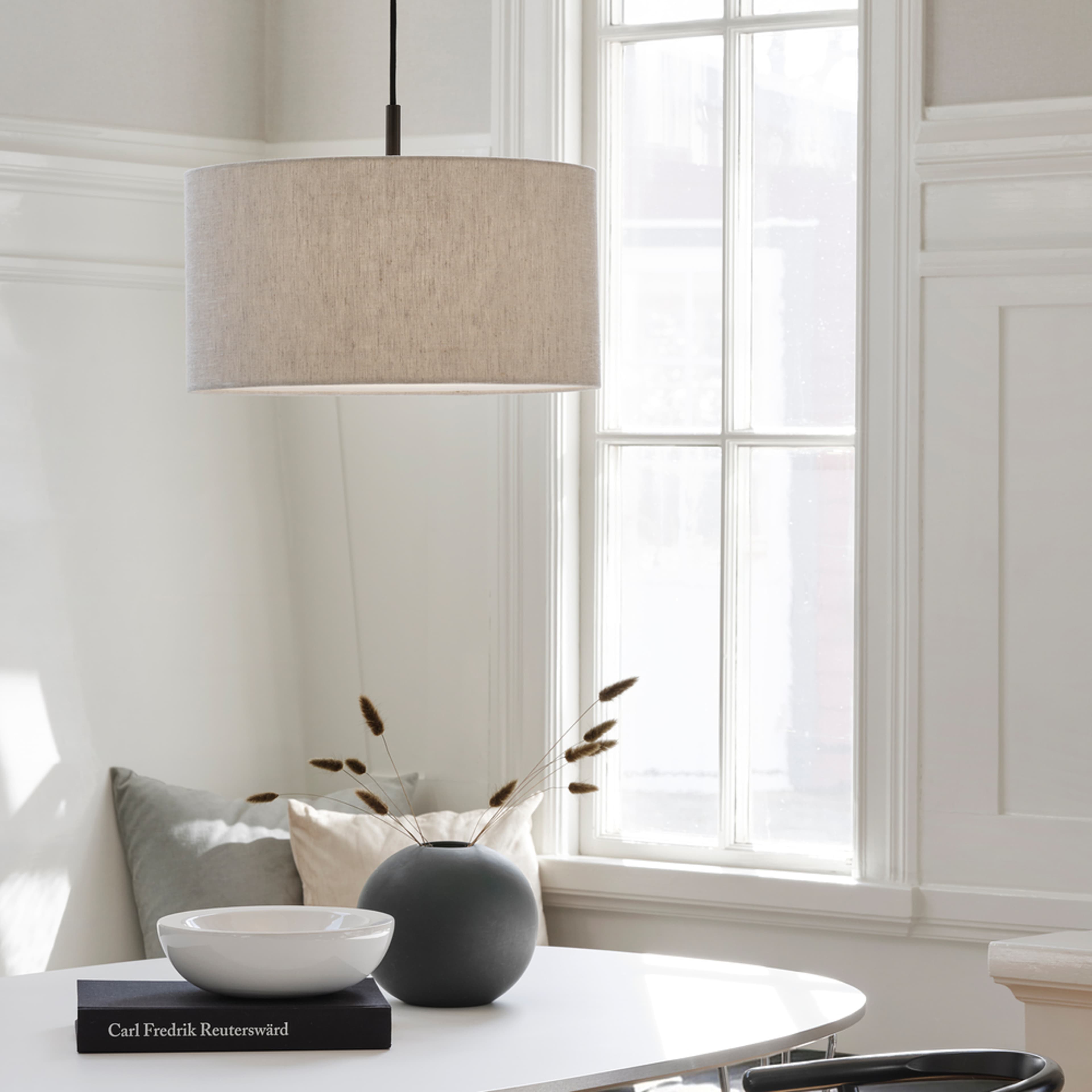 Pendel Soft Ø44, från Belid, i färgen linne natur/metallic bronze. Klicka för att öppna bilden i stort format