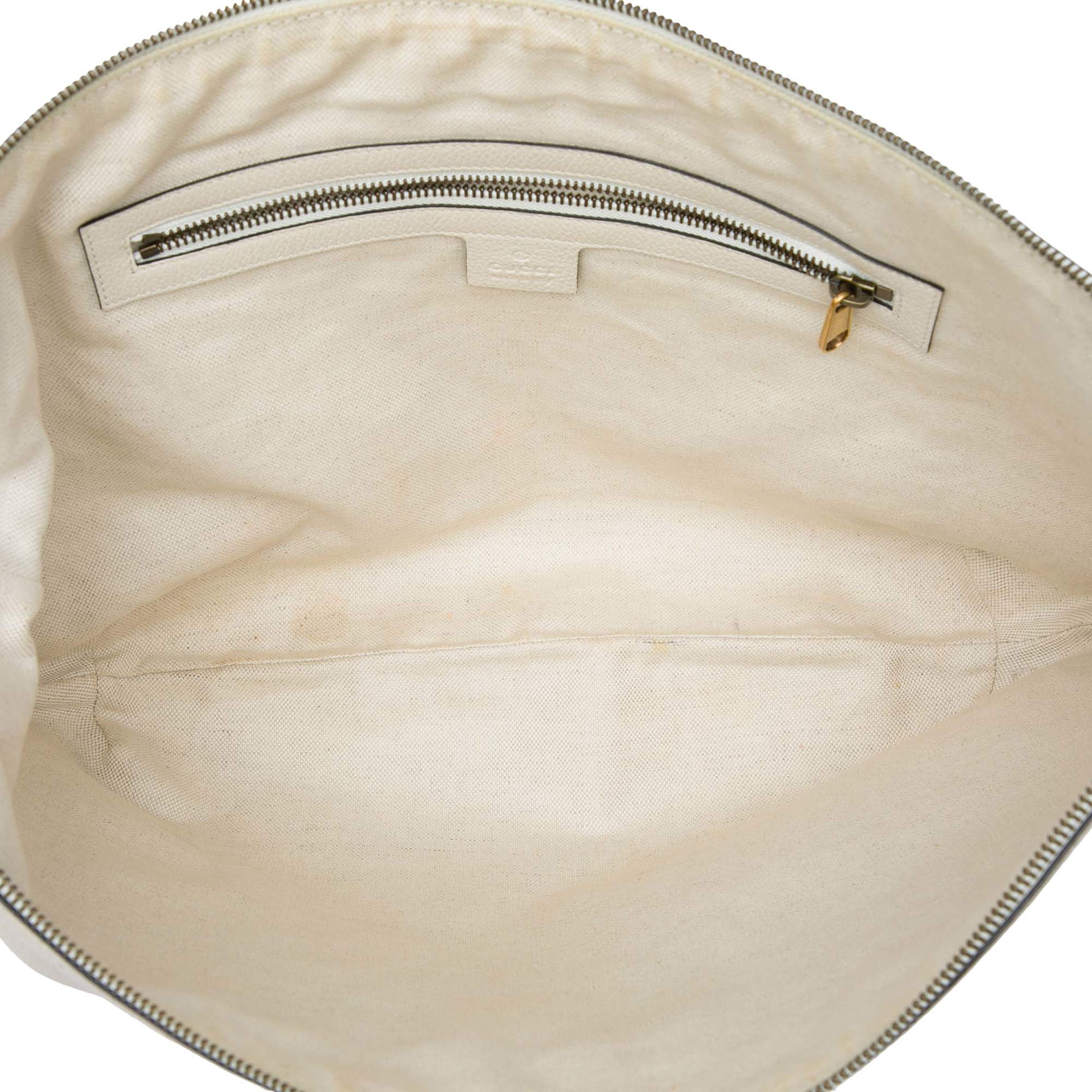 Gucci Grained Calfskin Logo Half Moon Crossbody, från Luxclusif, i färgen vit. Klicka för att öppna bilden i stort format