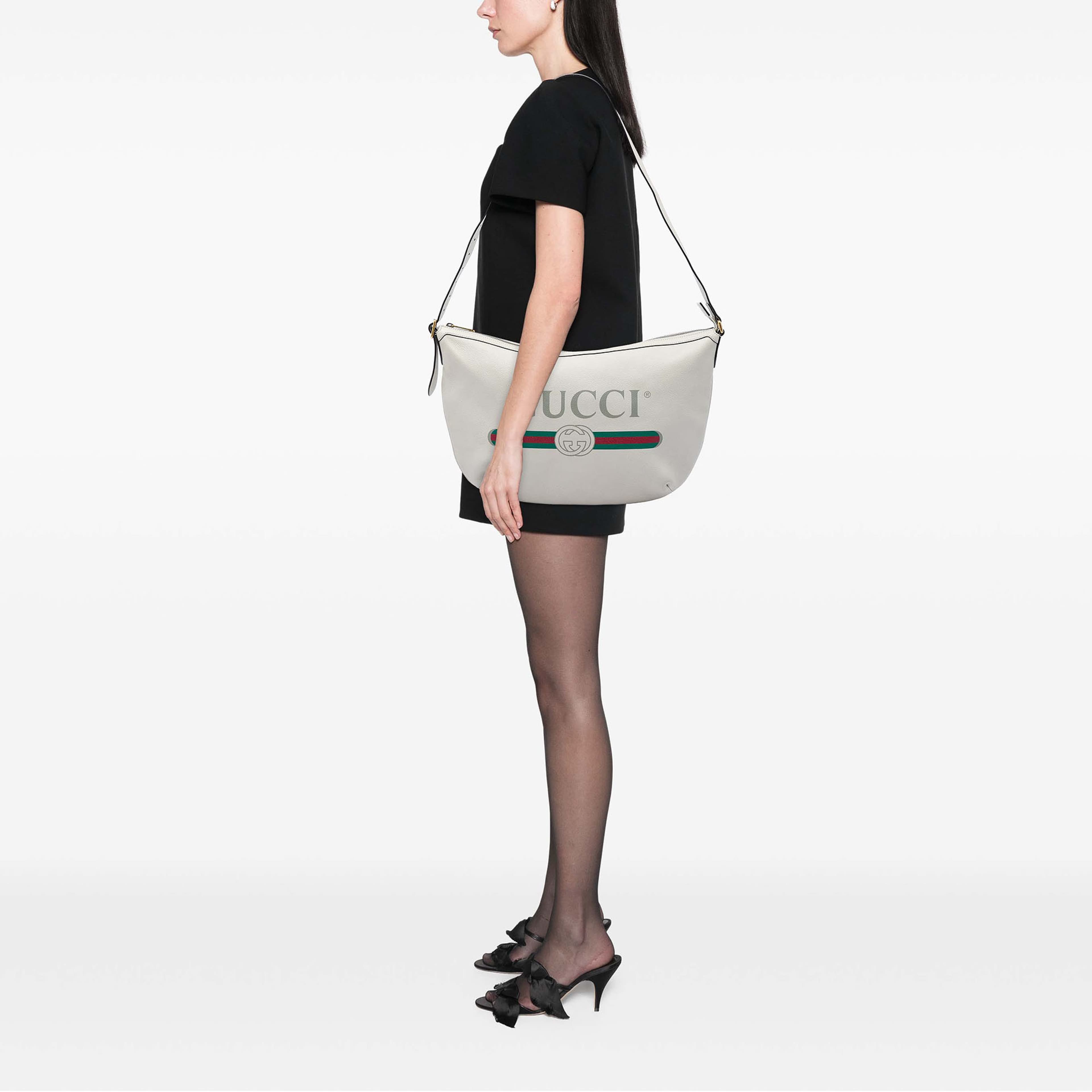 Gucci Grained Calfskin Logo Half Moon Crossbody, från Luxclusif, i färgen vit. Klicka för att öppna bilden i stort format
