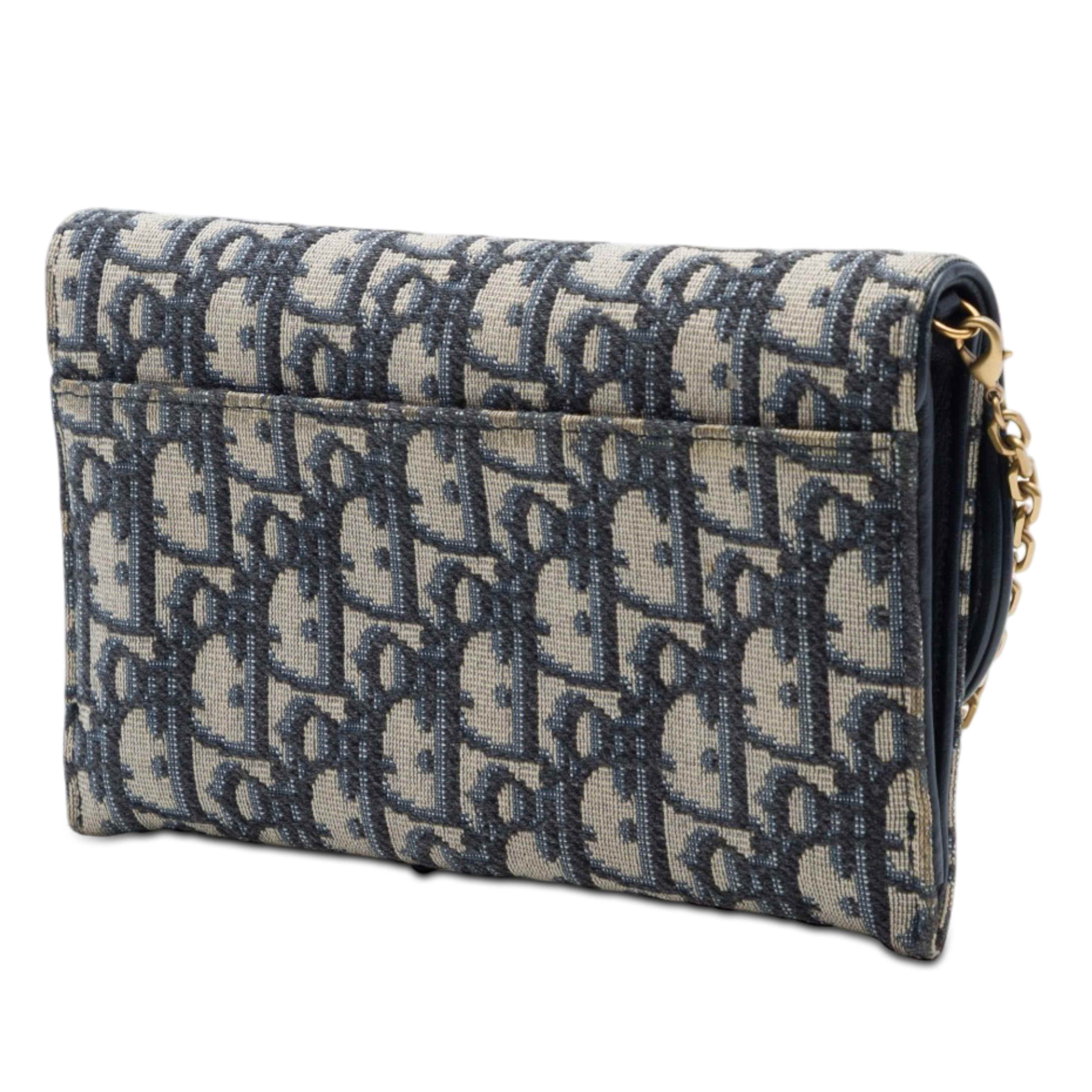 Dior Oblique Canvas Saddle Wallet On Chain, från Luxclusif, i färgen blå. Klicka för att öppna bilden i stort format