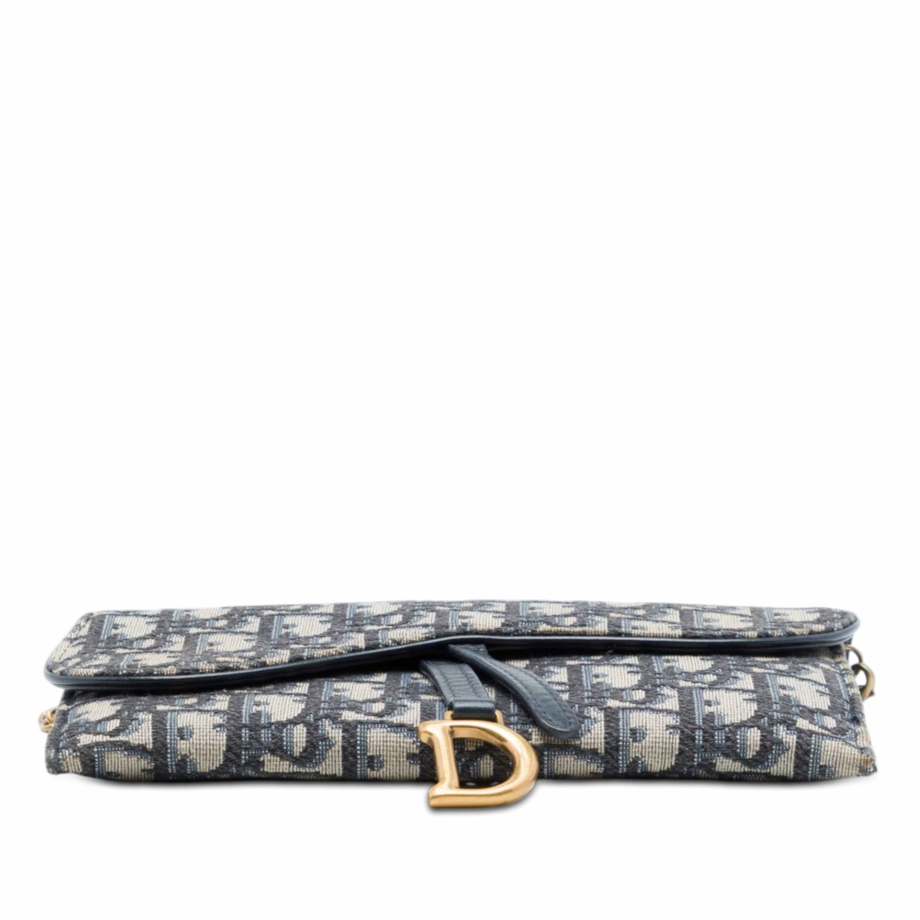 Dior Oblique Canvas Saddle Wallet On Chain, från Luxclusif, i färgen blå. Klicka för att öppna bilden i stort format
