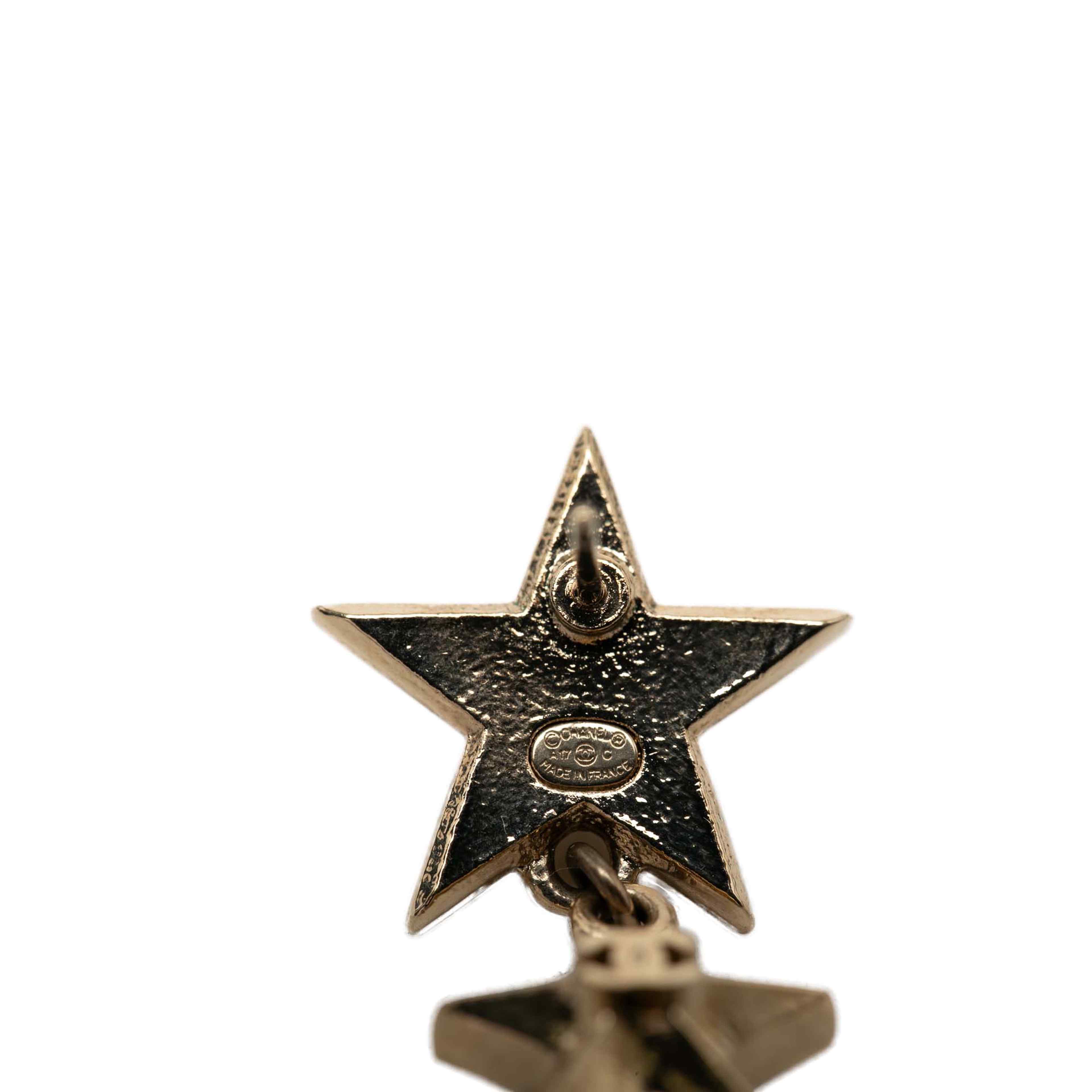 Chanel Cc Gold Plated Triple Star Drop Bullet Back Earrings, från Luxclusif, i färgen gold. Klicka för att öppna bilden i stort format