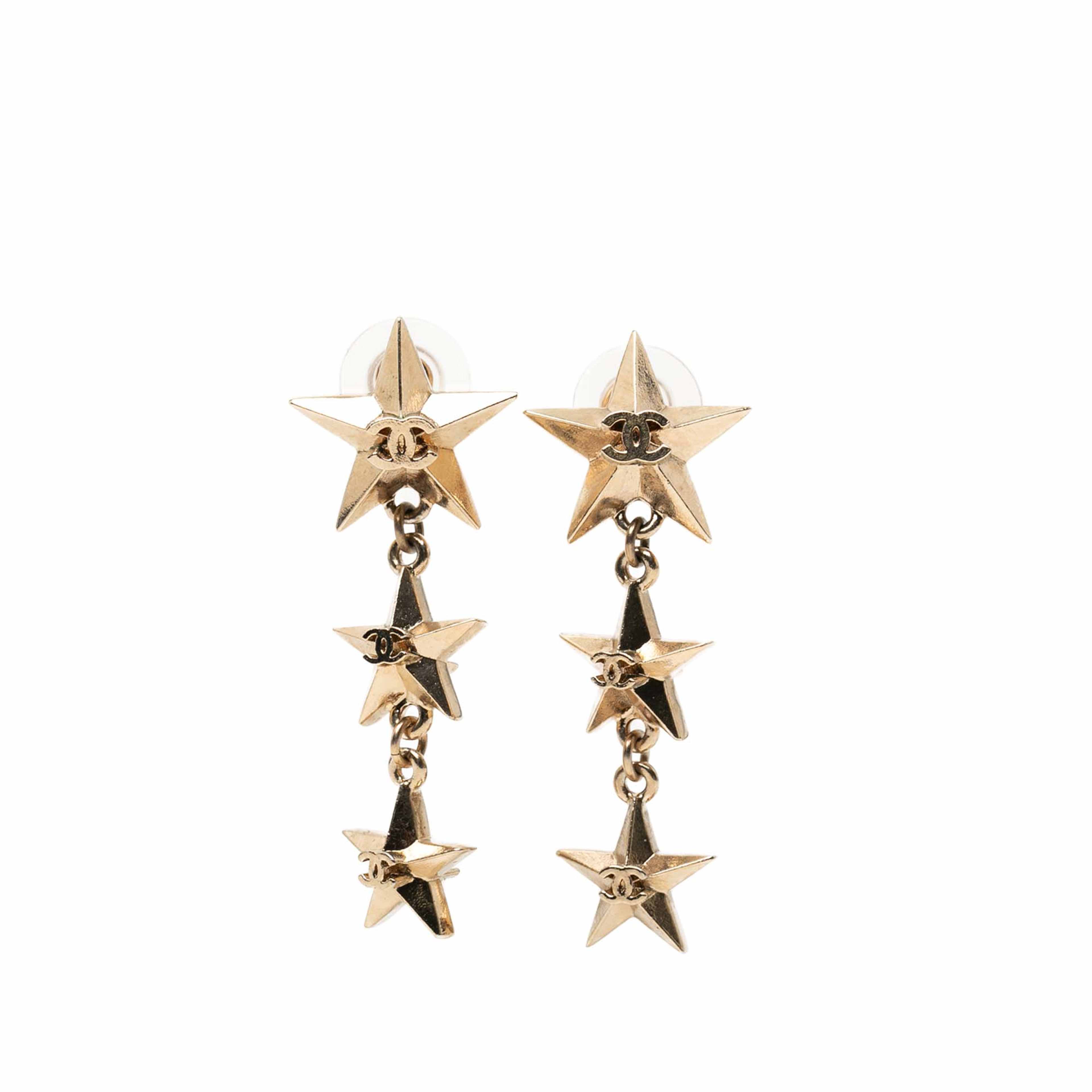 Chanel Cc Gold Plated Triple Star Drop Bullet Back Earrings, från Luxclusif, i färgen gold. Klicka för att öppna bilden i stort format