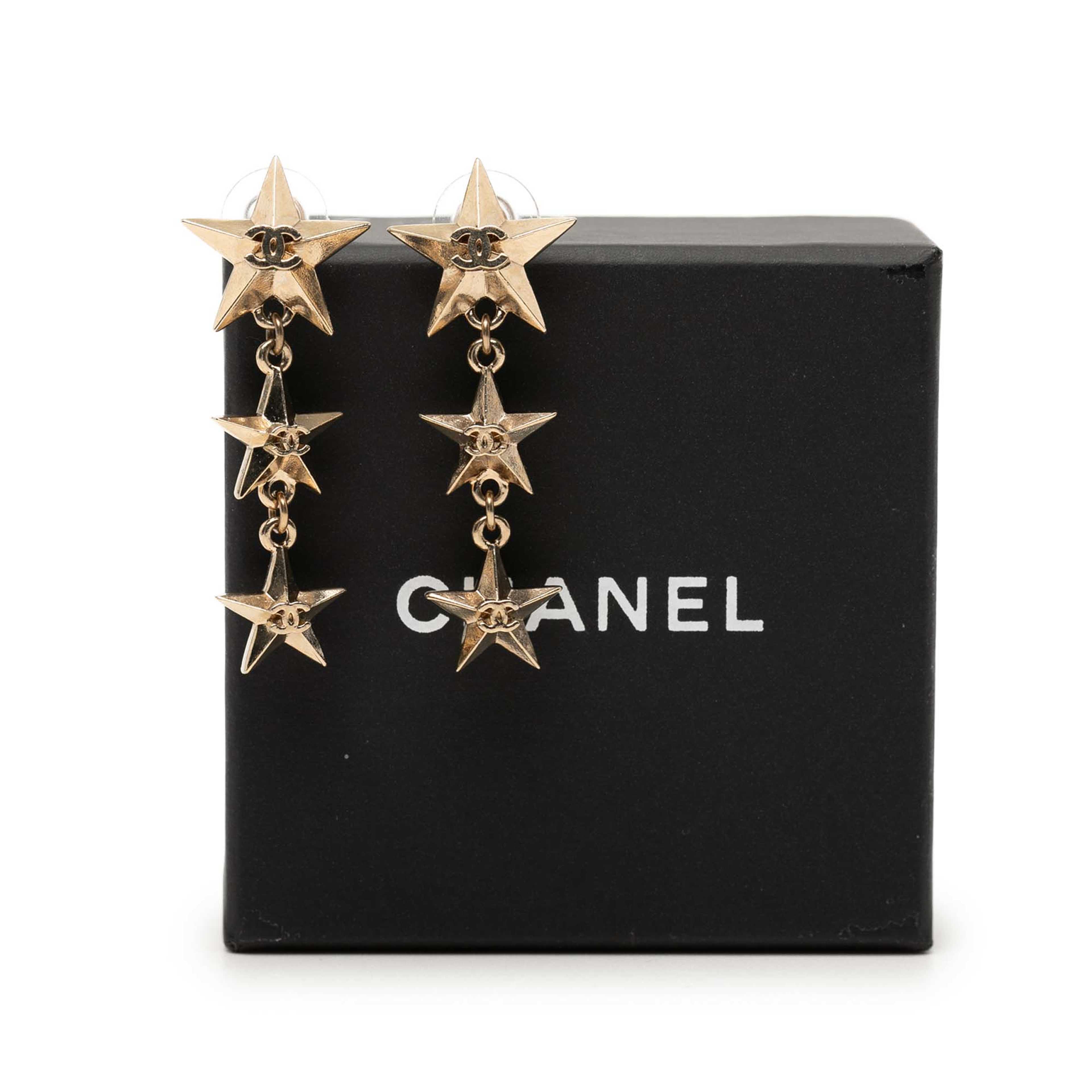 Chanel Cc Gold Plated Triple Star Drop Bullet Back Earrings, från Luxclusif, i färgen guld. Klicka för att öppna bilden i stort format