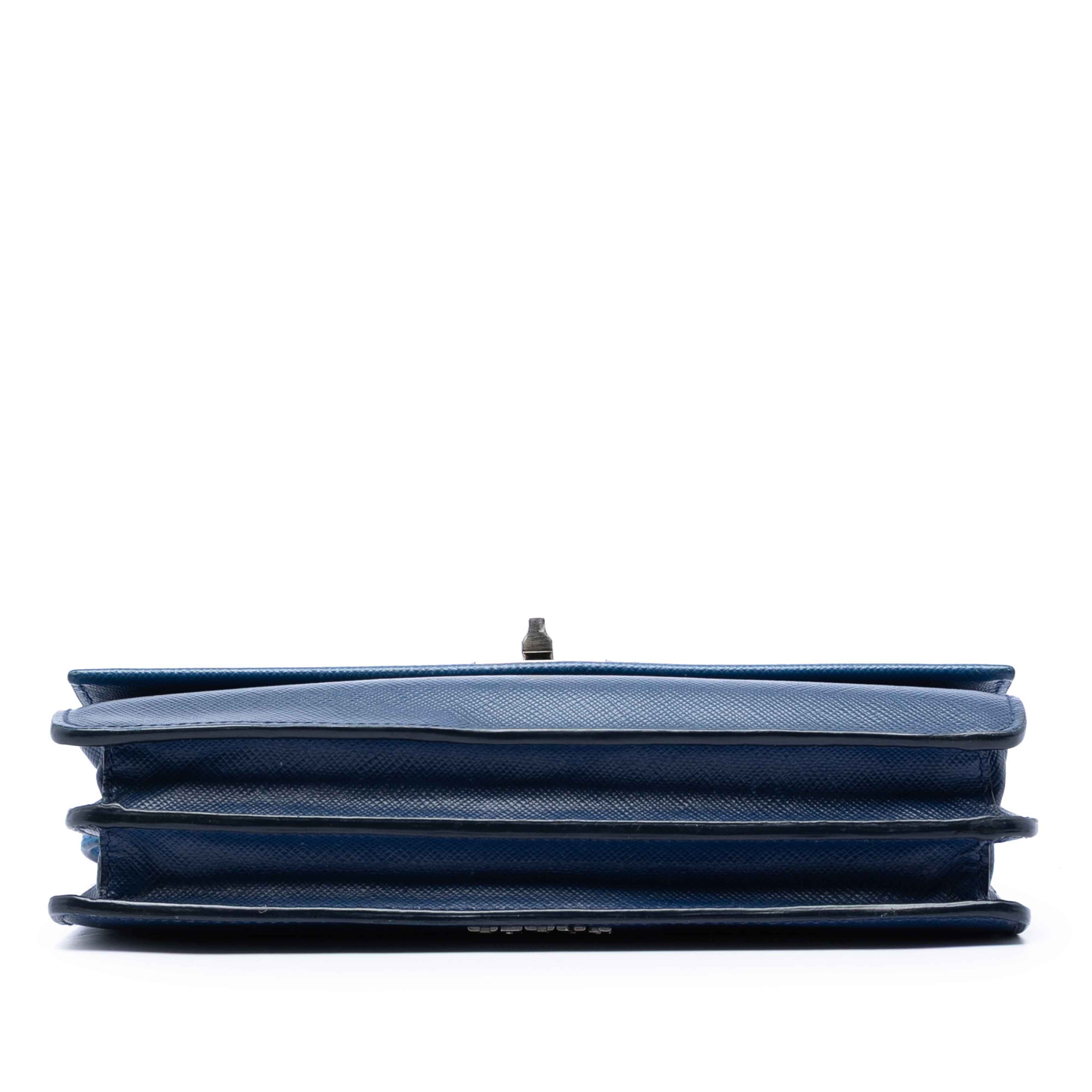 Prada Saffiano Turn Lock Wallet On Strap, från Luxclusif, i färgen dark blue. Klicka för att öppna bilden i stort format