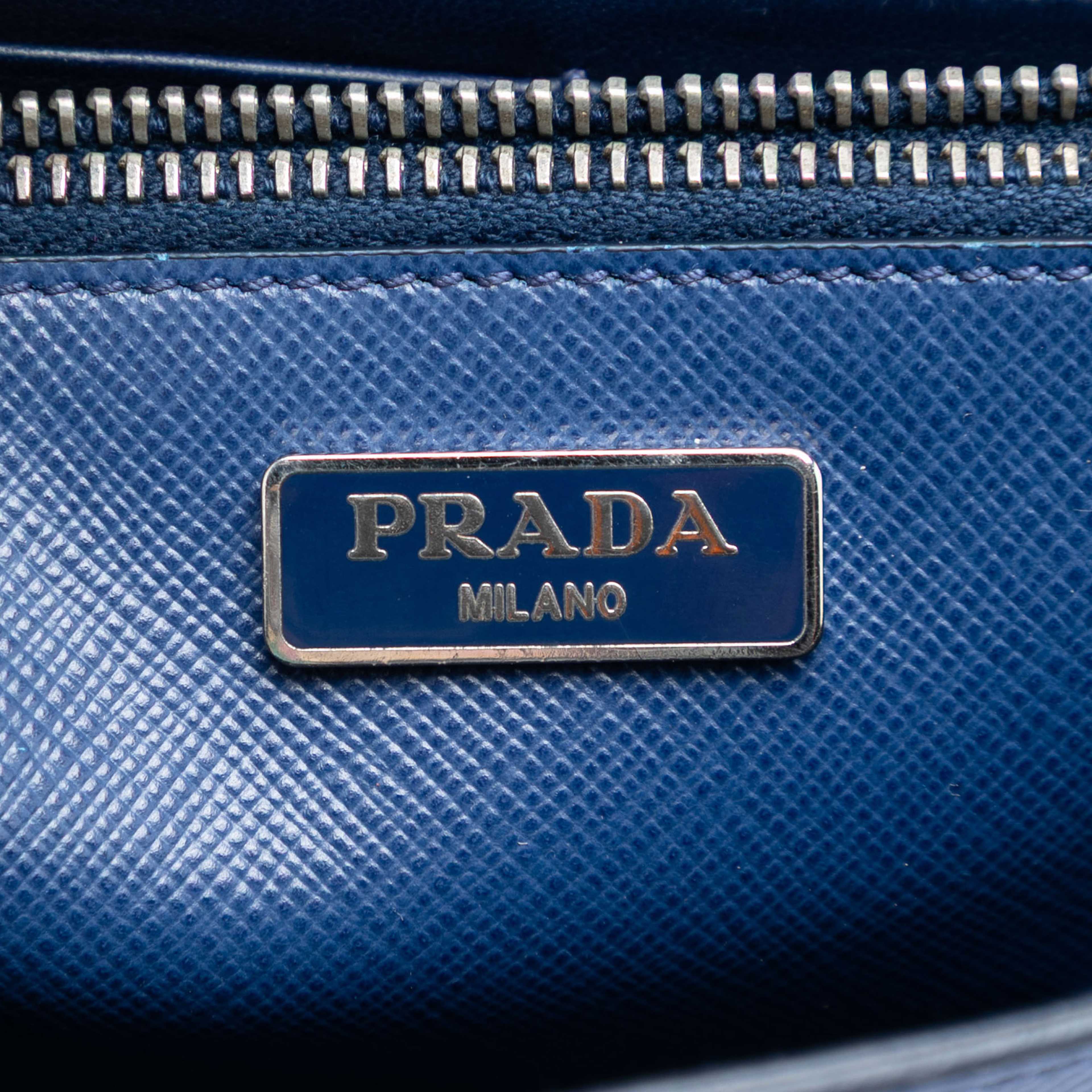 Prada Saffiano Turn Lock Wallet On Strap, från Luxclusif, i färgen dark blue. Klicka för att öppna bilden i stort format