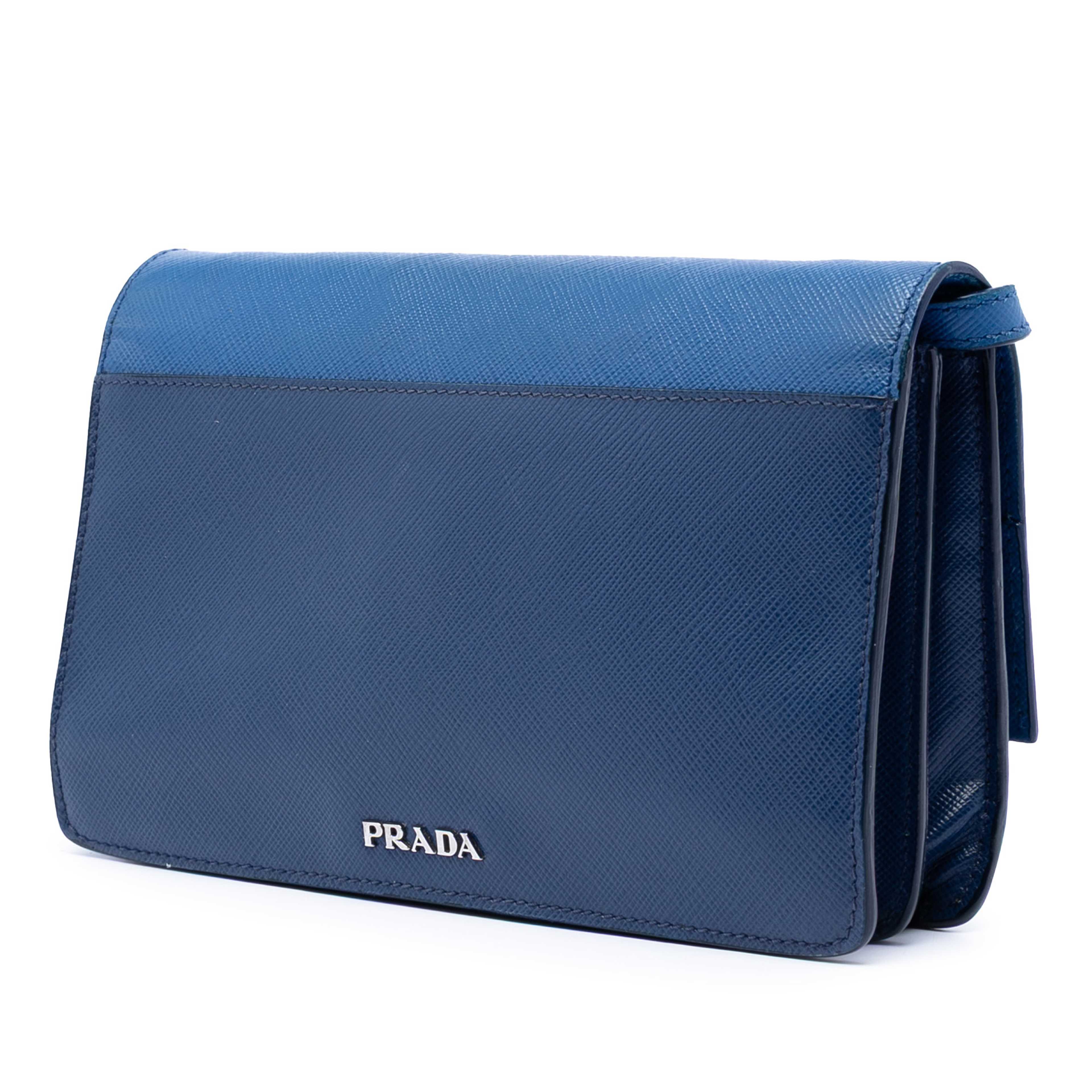 Prada Saffiano Turn Lock Wallet On Strap, från Luxclusif, i färgen dark blue. Klicka för att öppna bilden i stort format