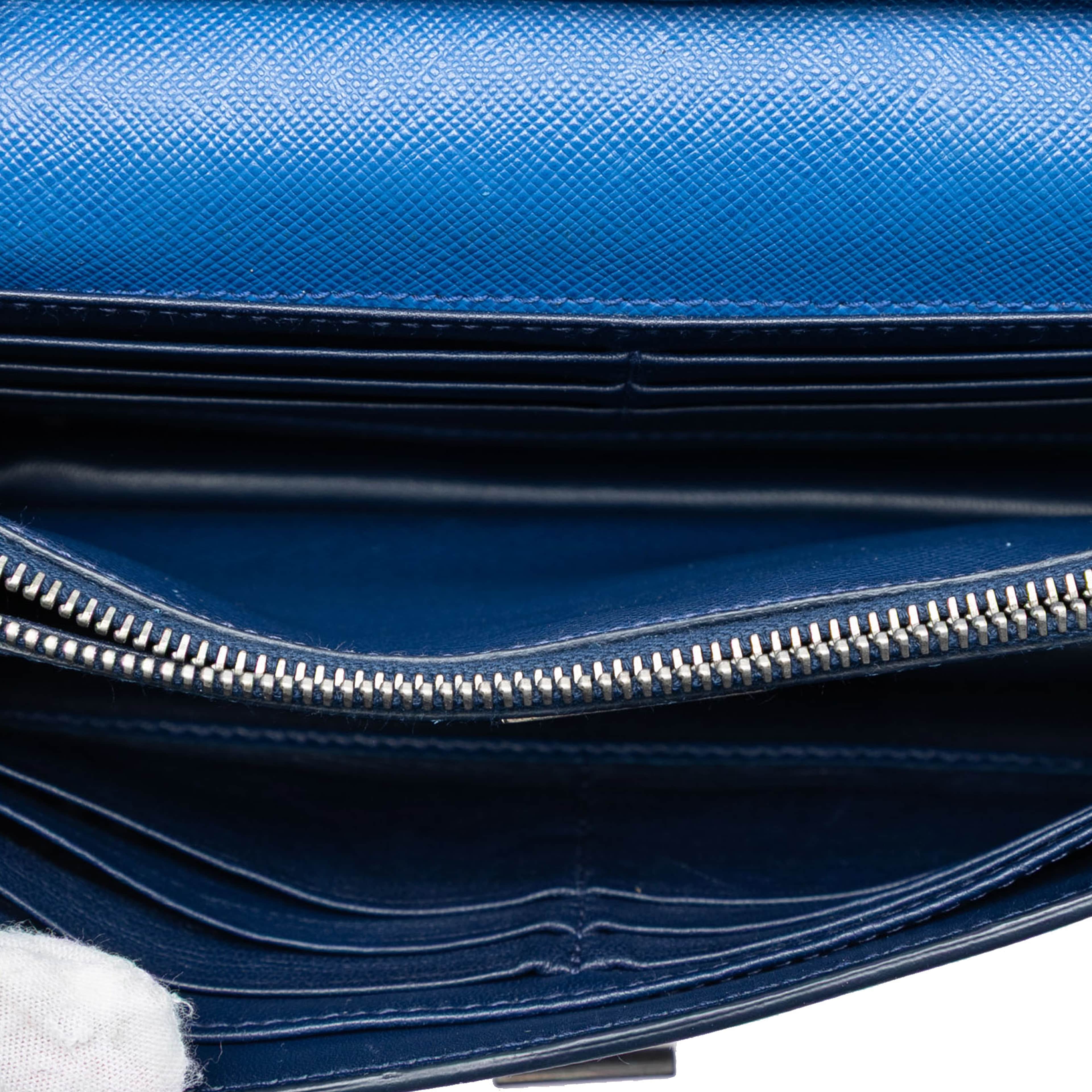 Prada Saffiano Turn Lock Wallet On Strap, från Luxclusif, i färgen dark blue. Klicka för att öppna bilden i stort format