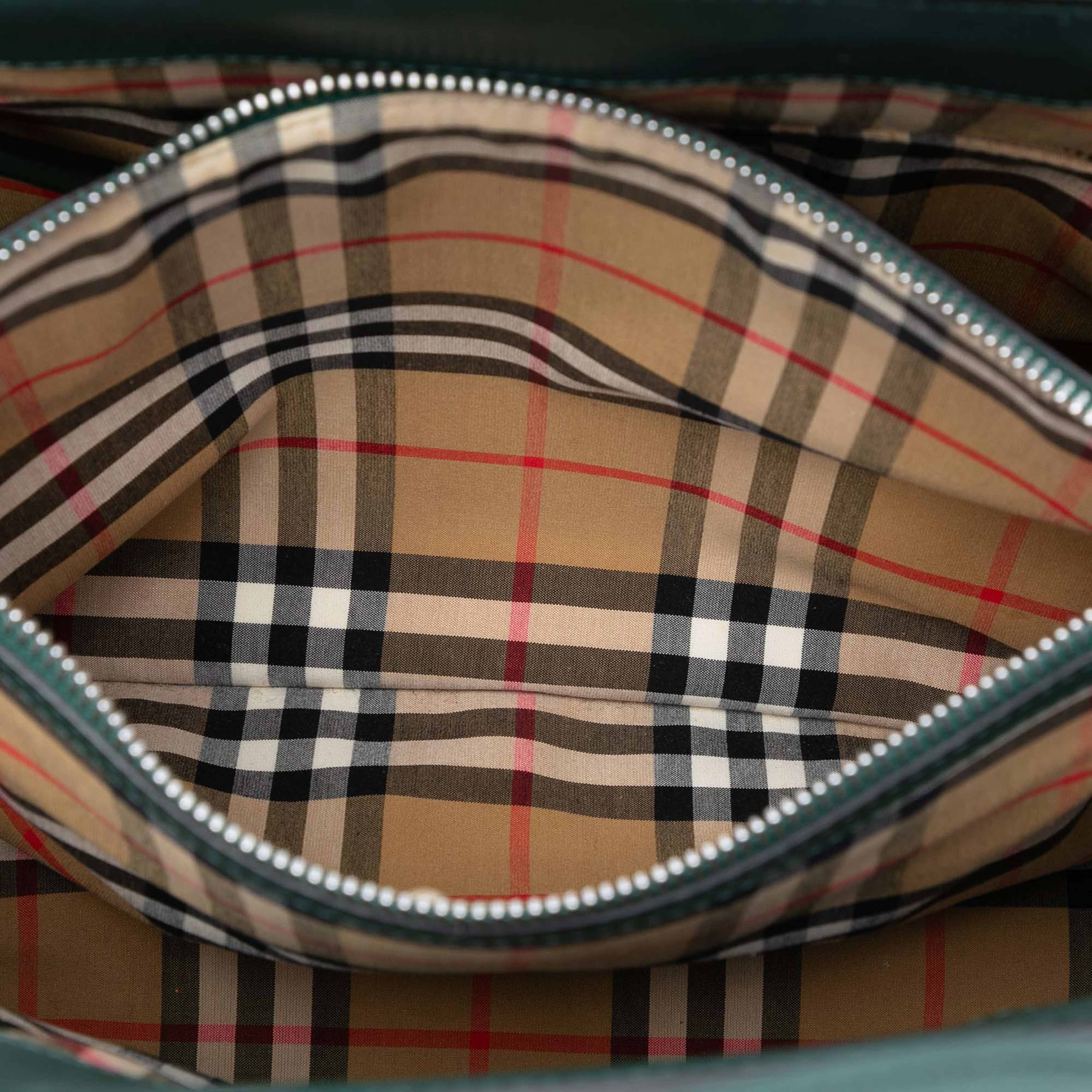 Burberry Medium Perforated Leather Banner Satchel, från Luxclusif, i färgen dark green. Klicka för att öppna bilden i stort format