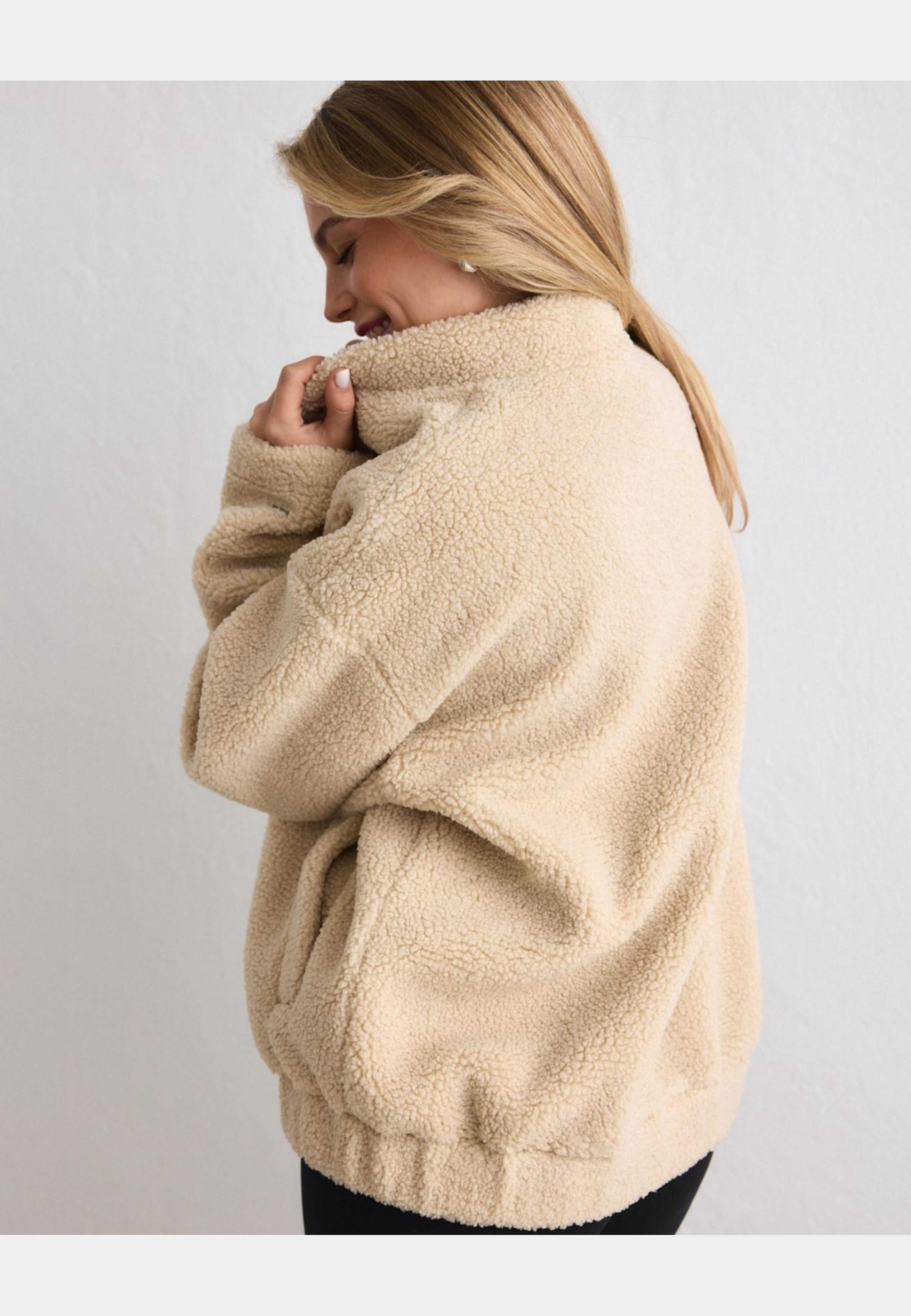 Pile Coach Jacket, från aim'n, i färgen café au lait. Klicka för att öppna bilden i stort format