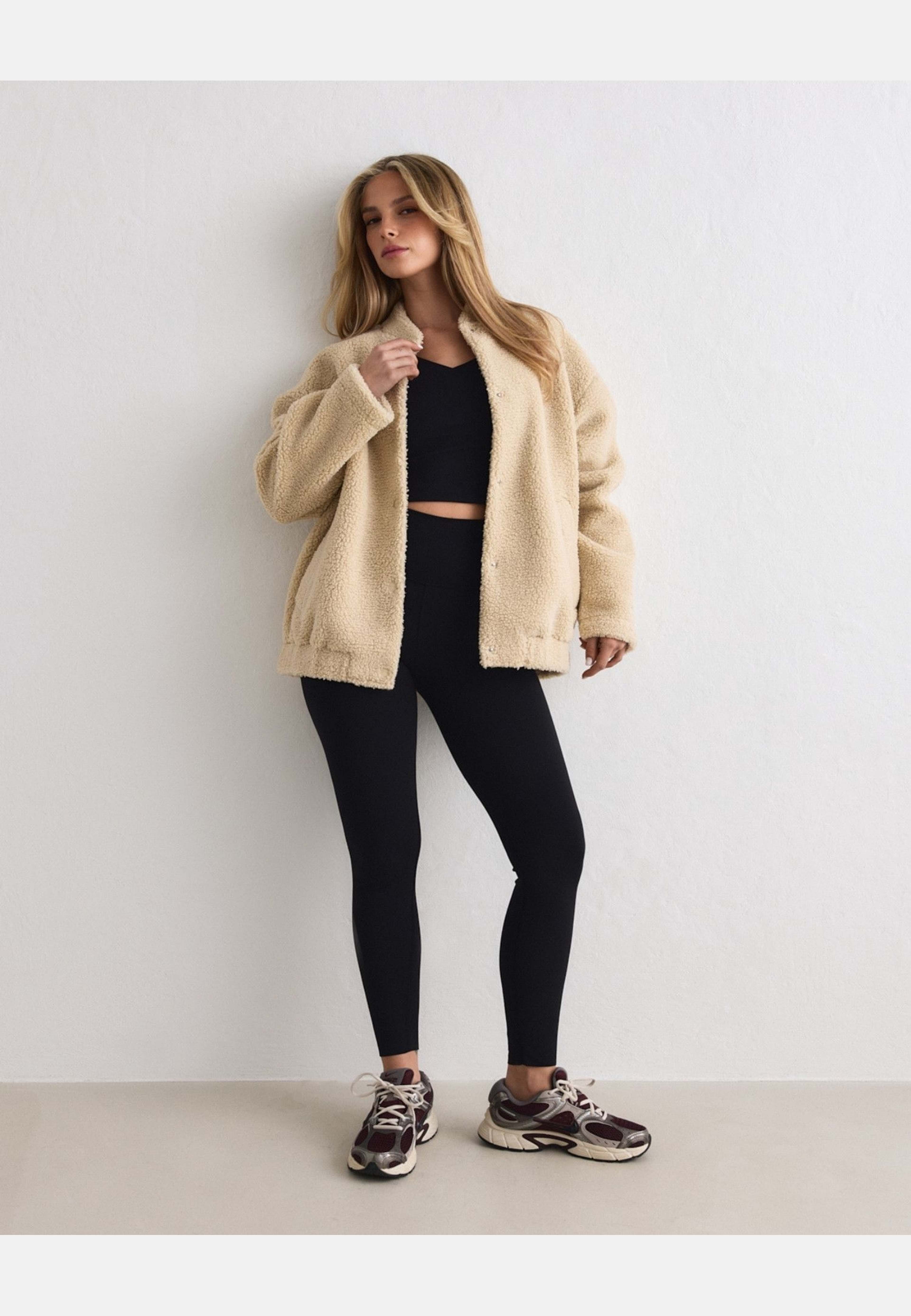 Pile Coach Jacket, från aim'n, i färgen café au lait. Klicka för att öppna bilden i stort format