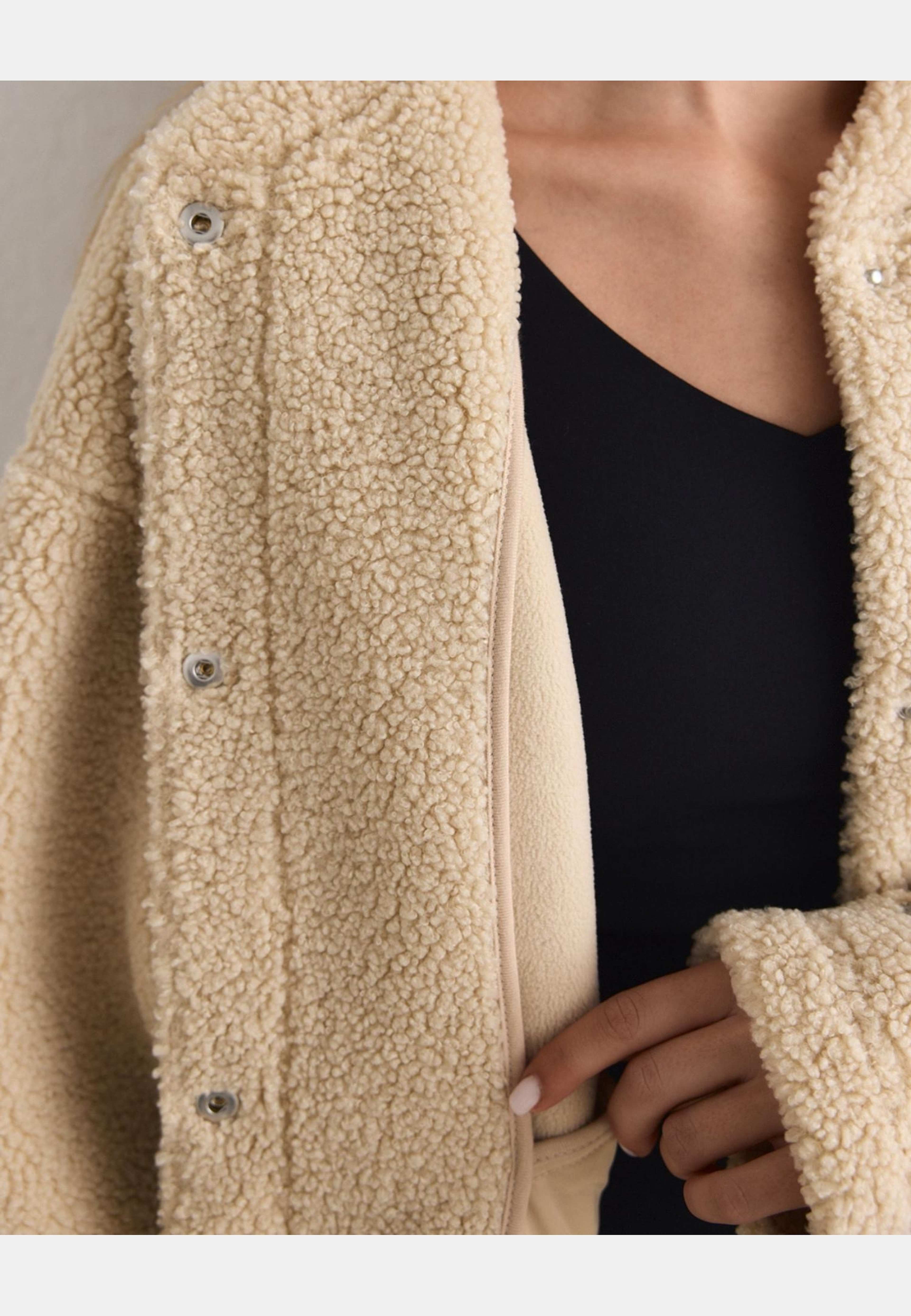 Pile Coach Jacket, från aim'n, i färgen café au lait. Klicka för att öppna bilden i stort format