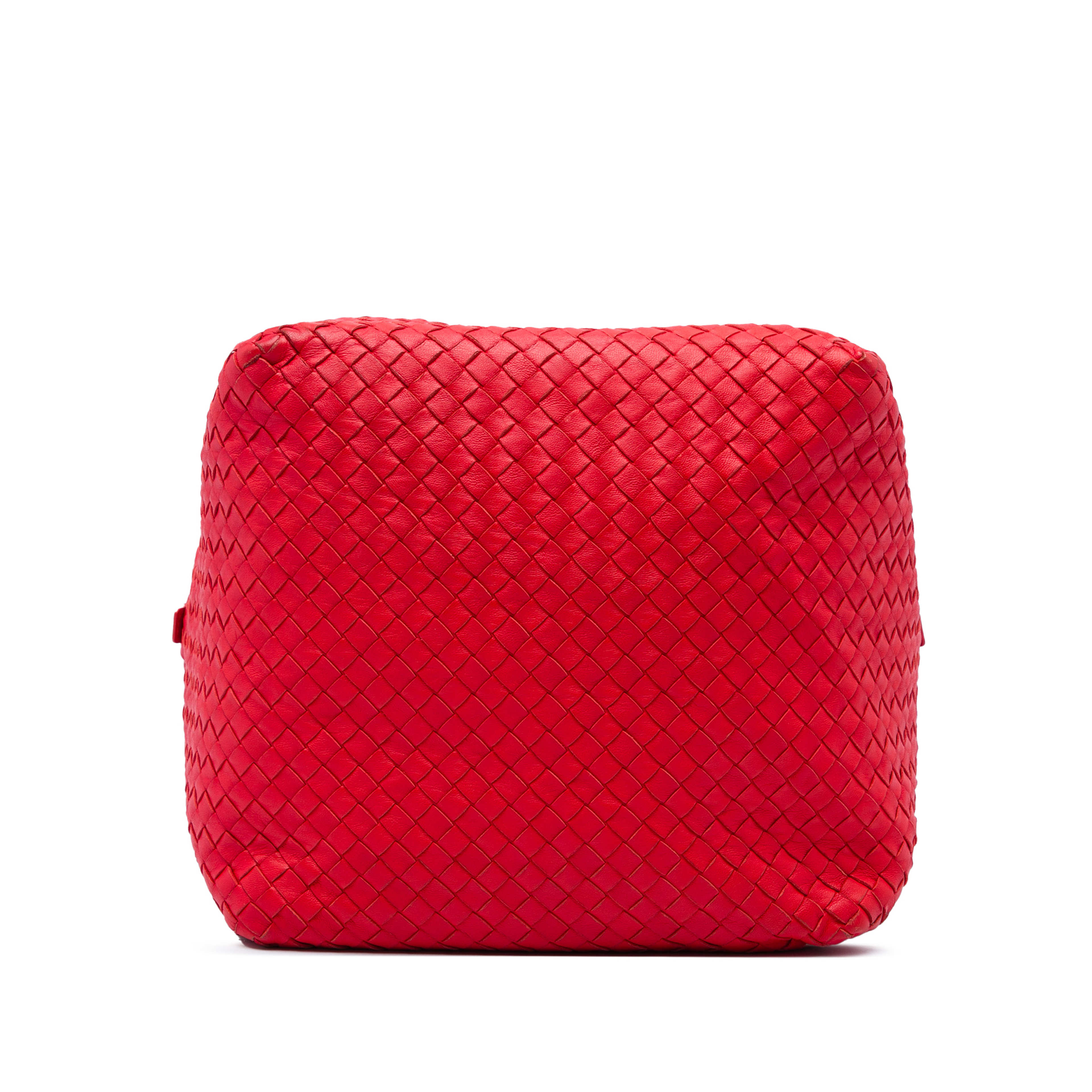 Bottega Veneta Nappa Intrecciato Cube Shoulder Bag, från Luxclusif, i färgen röd. Klicka för att öppna bilden i stort format