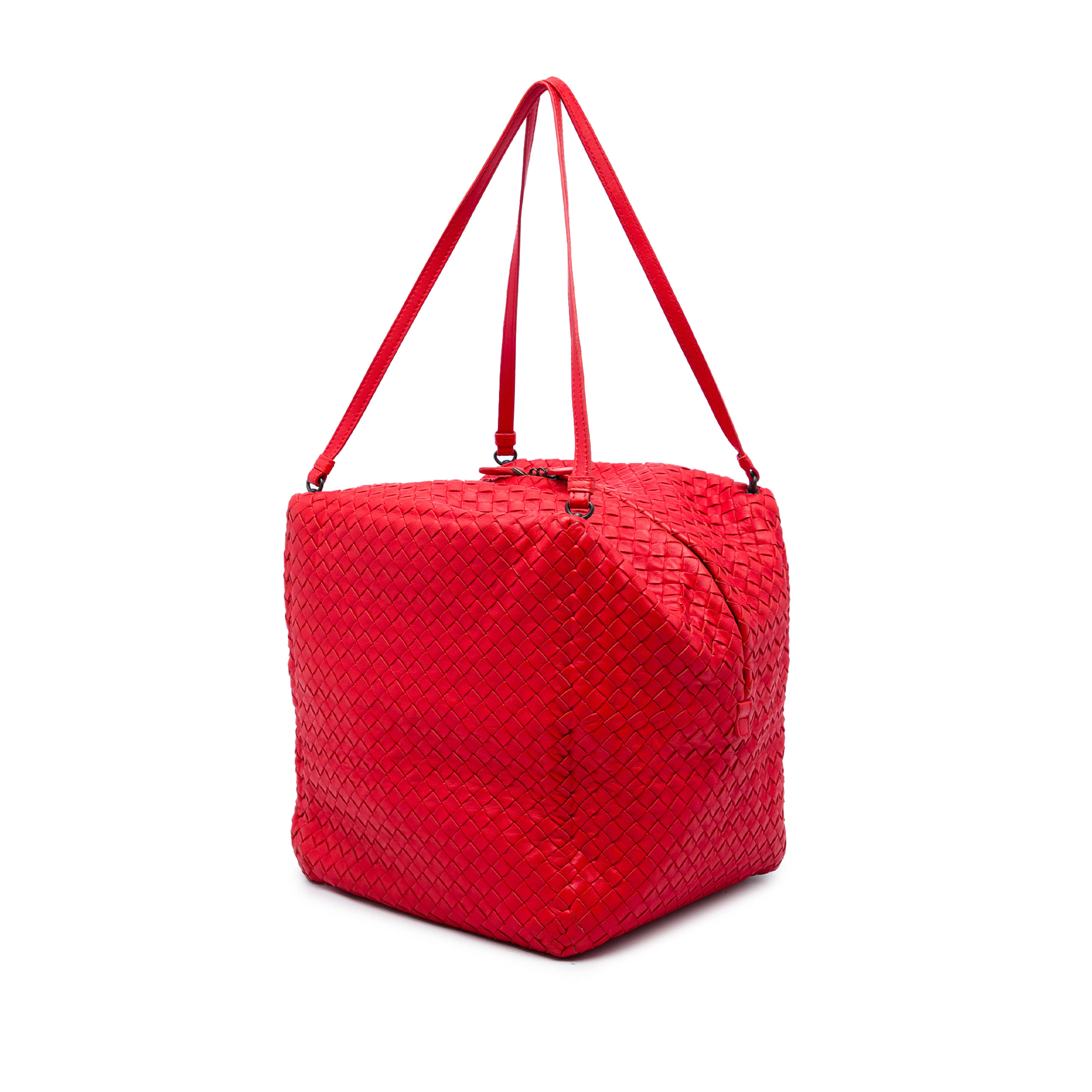 Bottega Veneta Nappa Intrecciato Cube Shoulder Bag, från Luxclusif, i färgen röd. Klicka för att öppna bilden i stort format