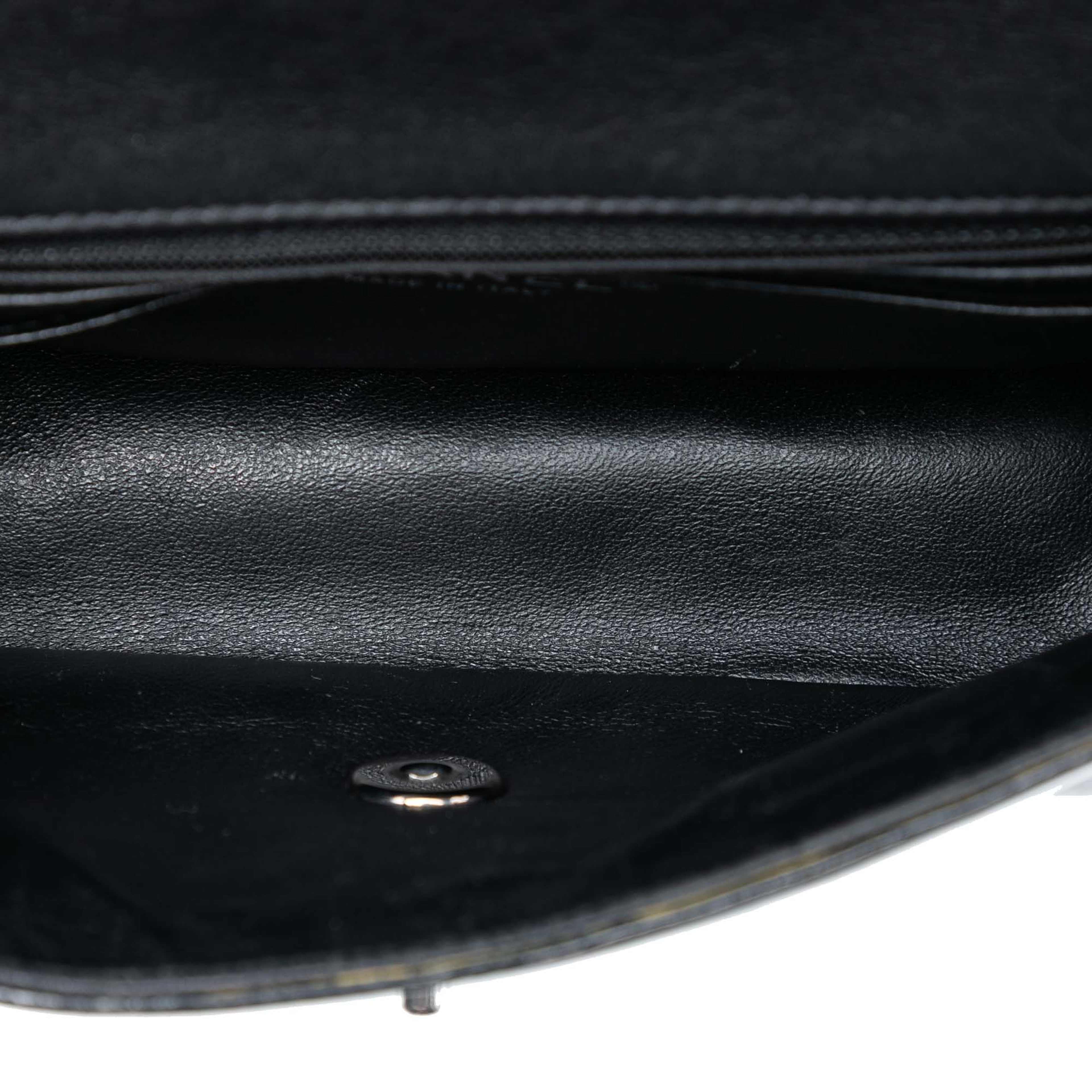 Chanel Mini Rectangular Classic Pure Patent Single Flap, från Luxclusif, i färgen black. Klicka för att öppna bilden i stort format