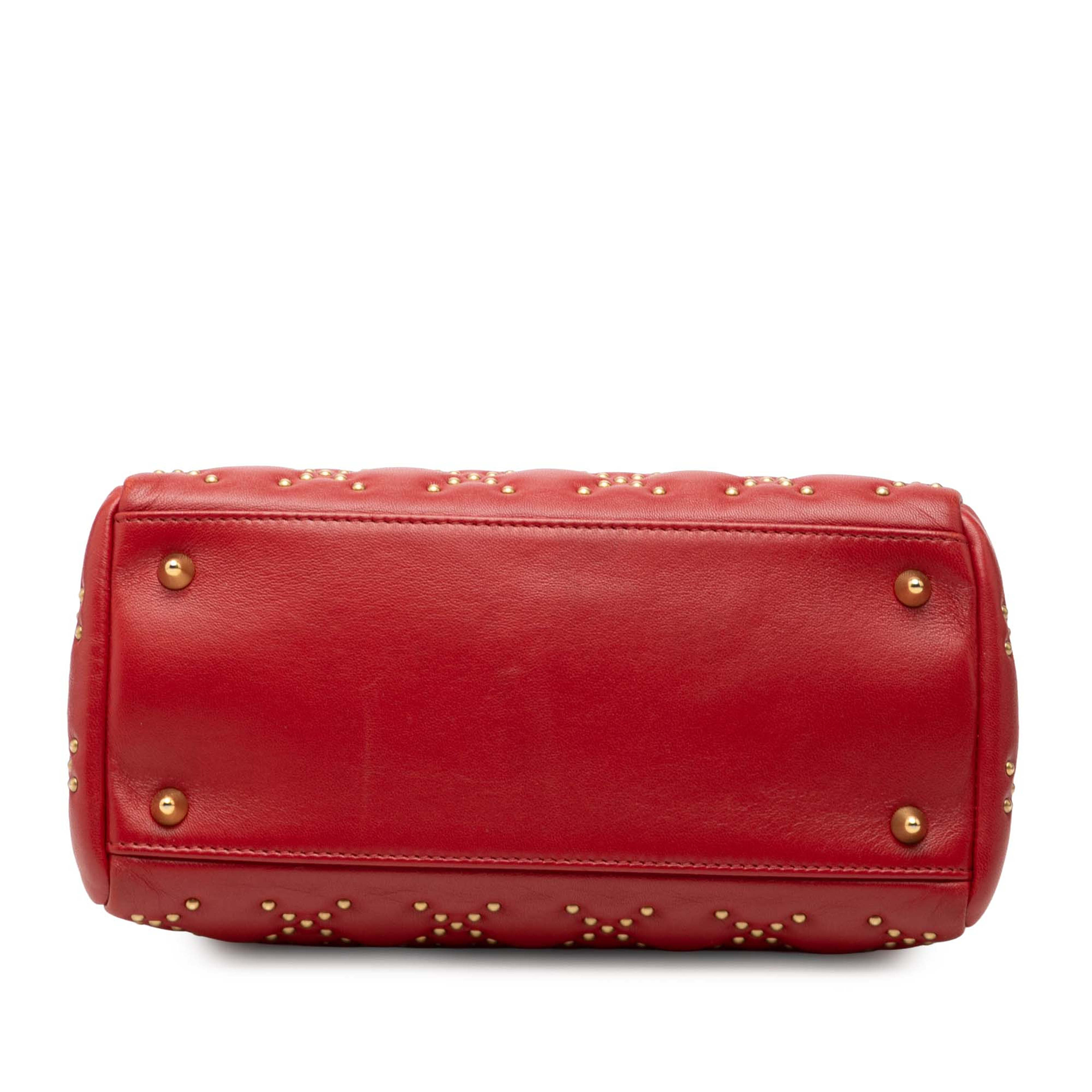 Dior Medium Lambskin Cannage Studded Supple Lady Dior, från Luxclusif, i färgen röd. Klicka för att öppna bilden i stort format