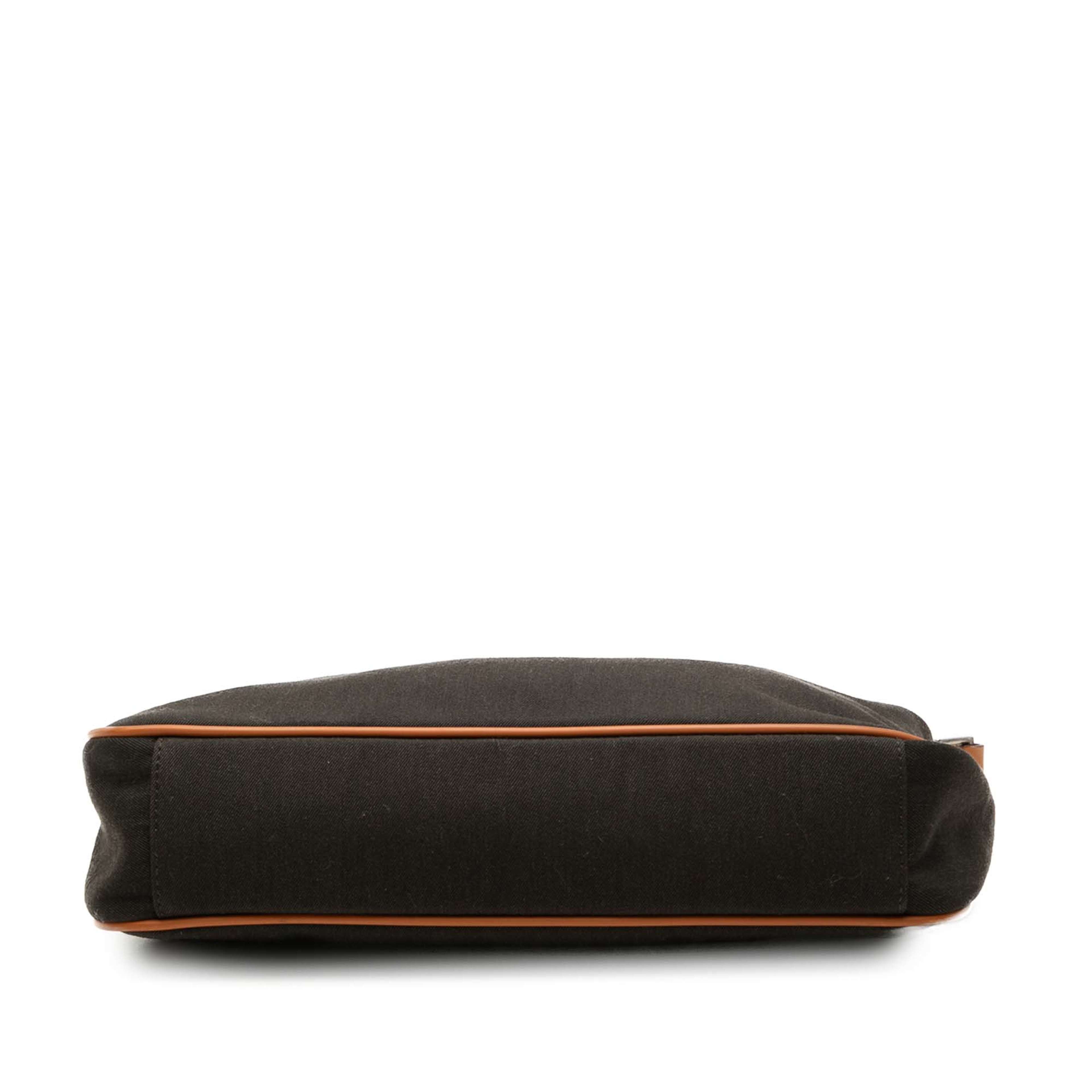 Gucci Canvas Crossbody, från Luxclusif, i färgen svart. Klicka för att öppna bilden i stort format