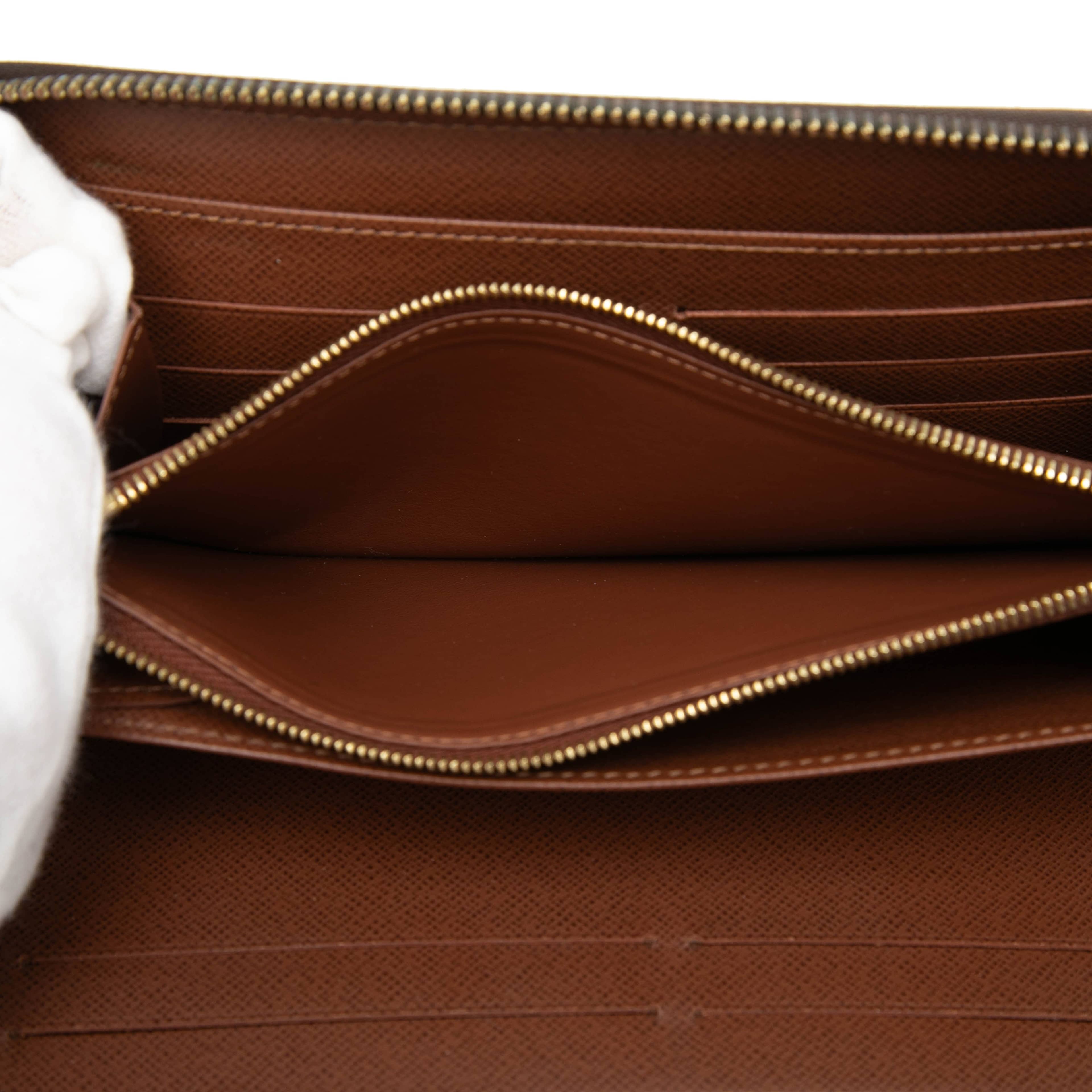 Louis Vuitton Monogram Zippy Organizer Wallet, från Luxclusif, i färgen brown. Klicka för att öppna bilden i stort format