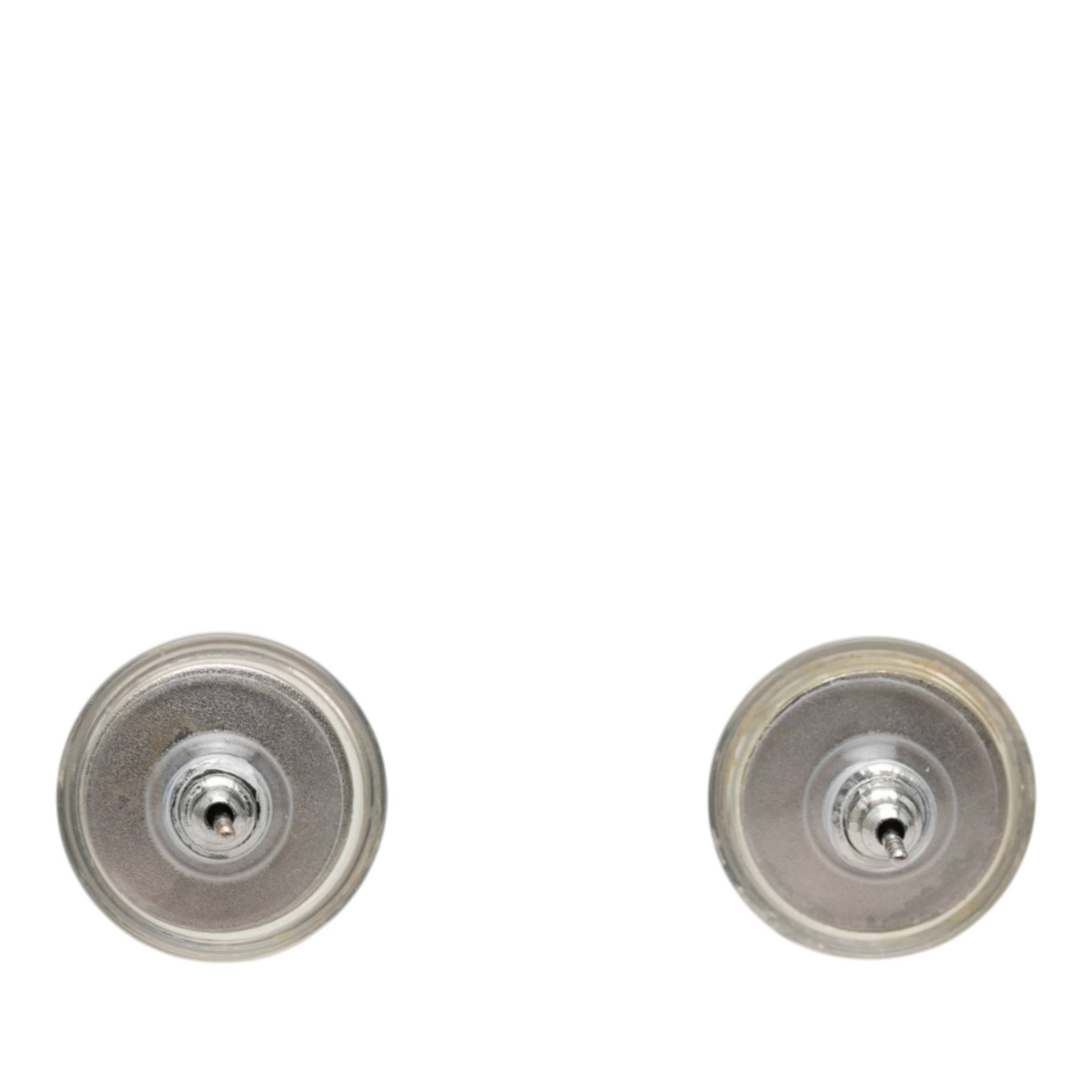 Chanel Cc Resin And Brass Round Push Back Earrings, från Luxclusif, i färgen silver. Klicka för att öppna bilden i stort format