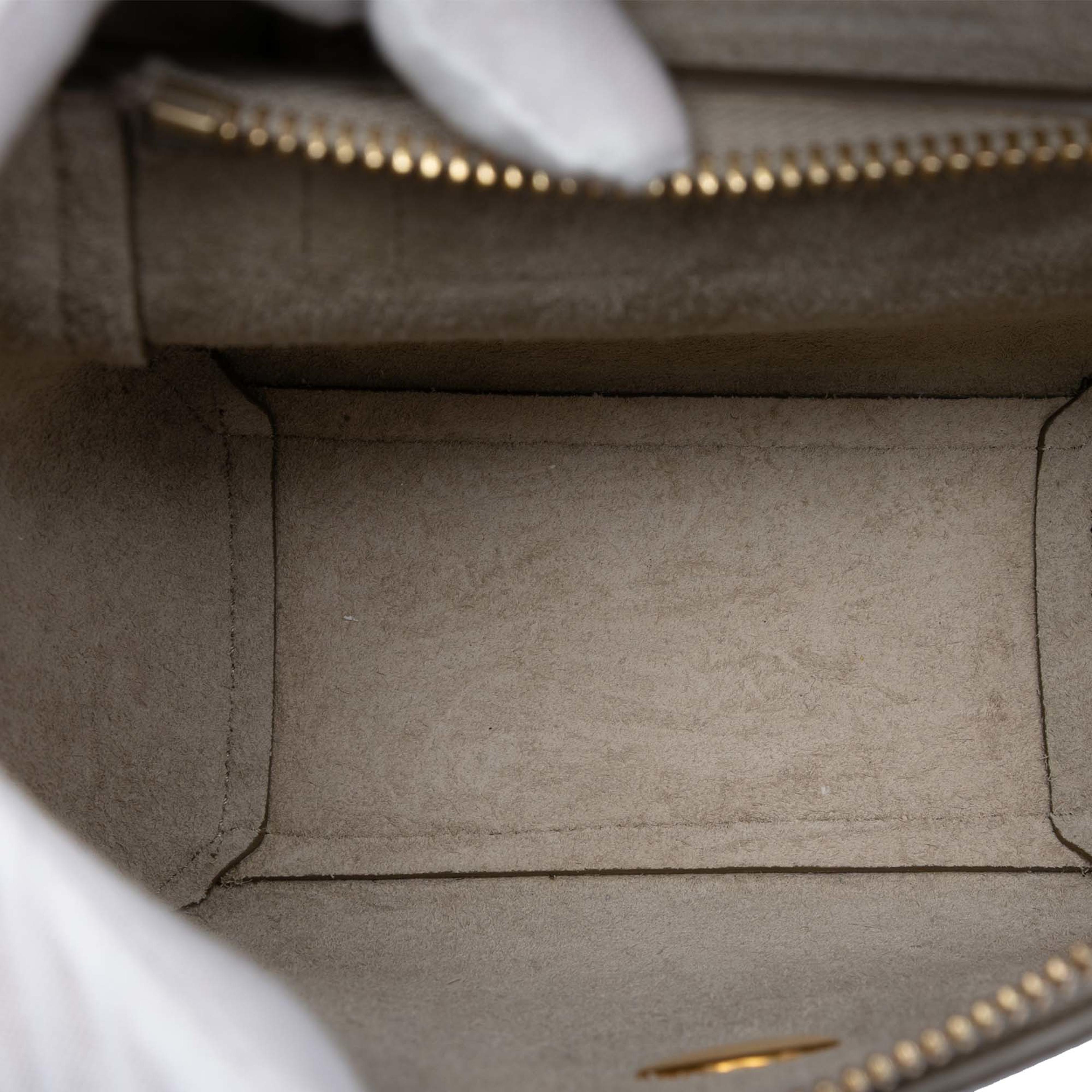 Celine Pico Grained Calfskin Belt Bag, från Luxclusif, i färgen beige. Klicka för att öppna bilden i stort format