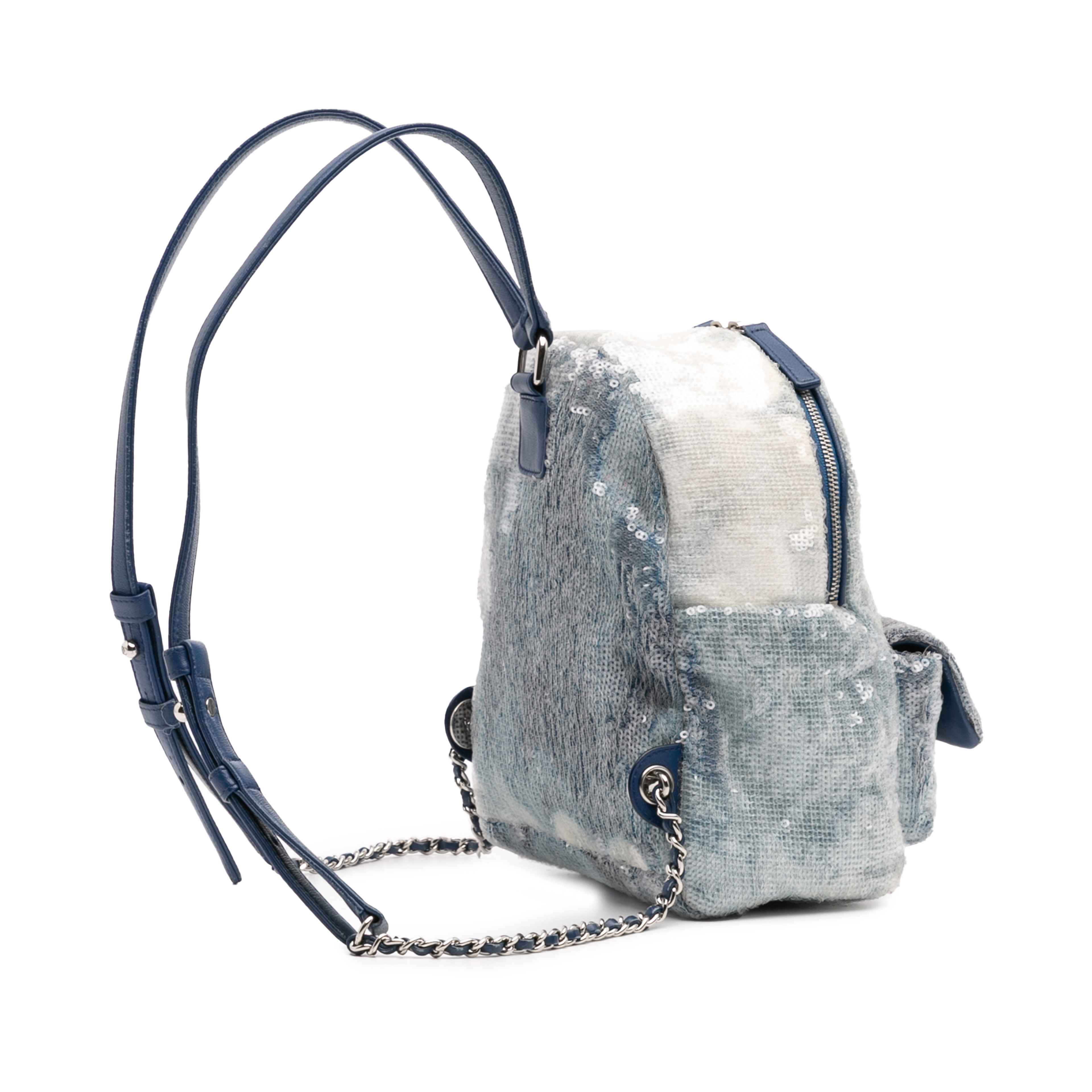 Chanel Sequin Waterfall Backpack, från Luxclusif, i färgen blå. Klicka för att öppna bilden i stort format