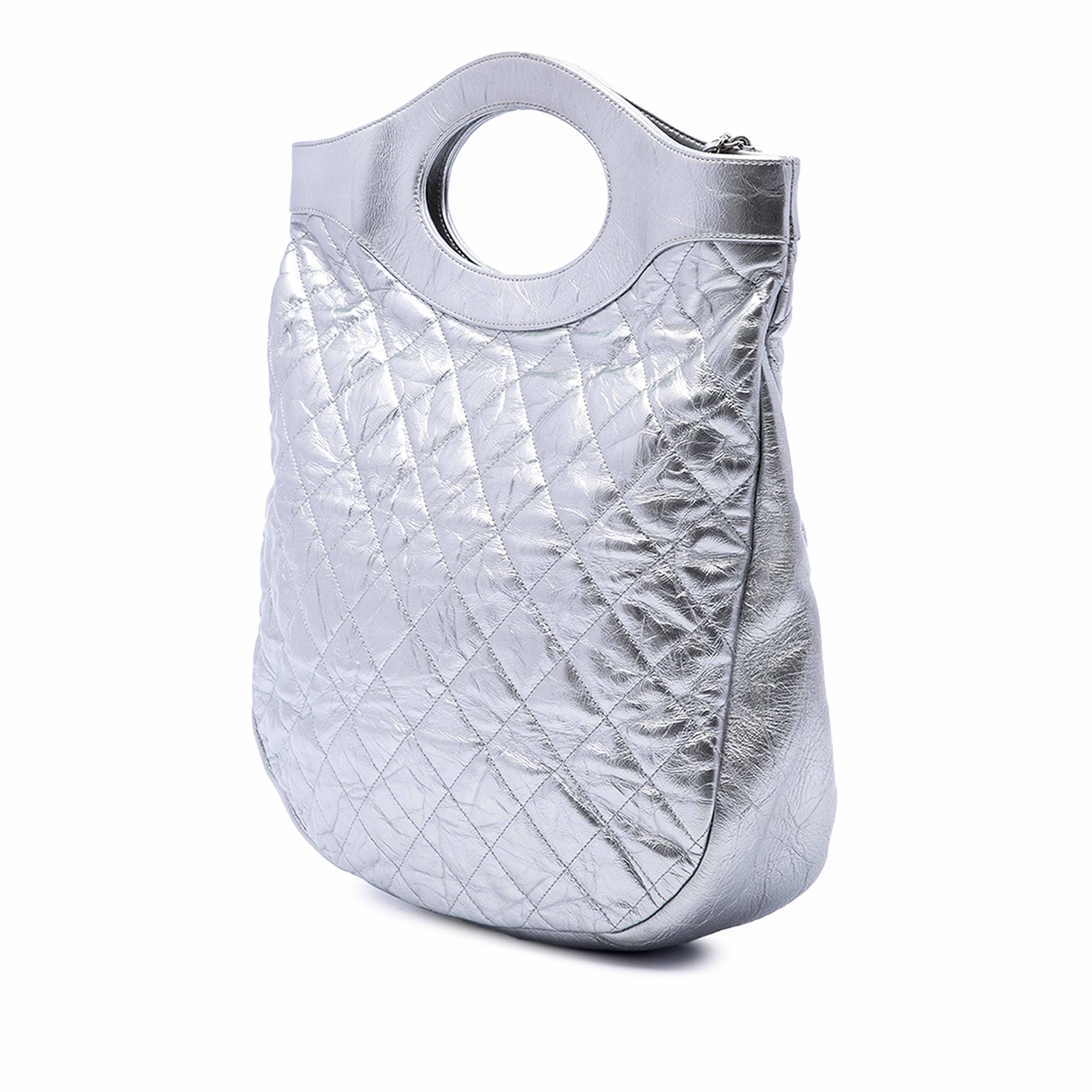 Chanel Quilted Crumpled Metallic Calfskin 31 Shopping Tote, från Luxclusif, i färgen silver. Klicka för att öppna bilden i stort format