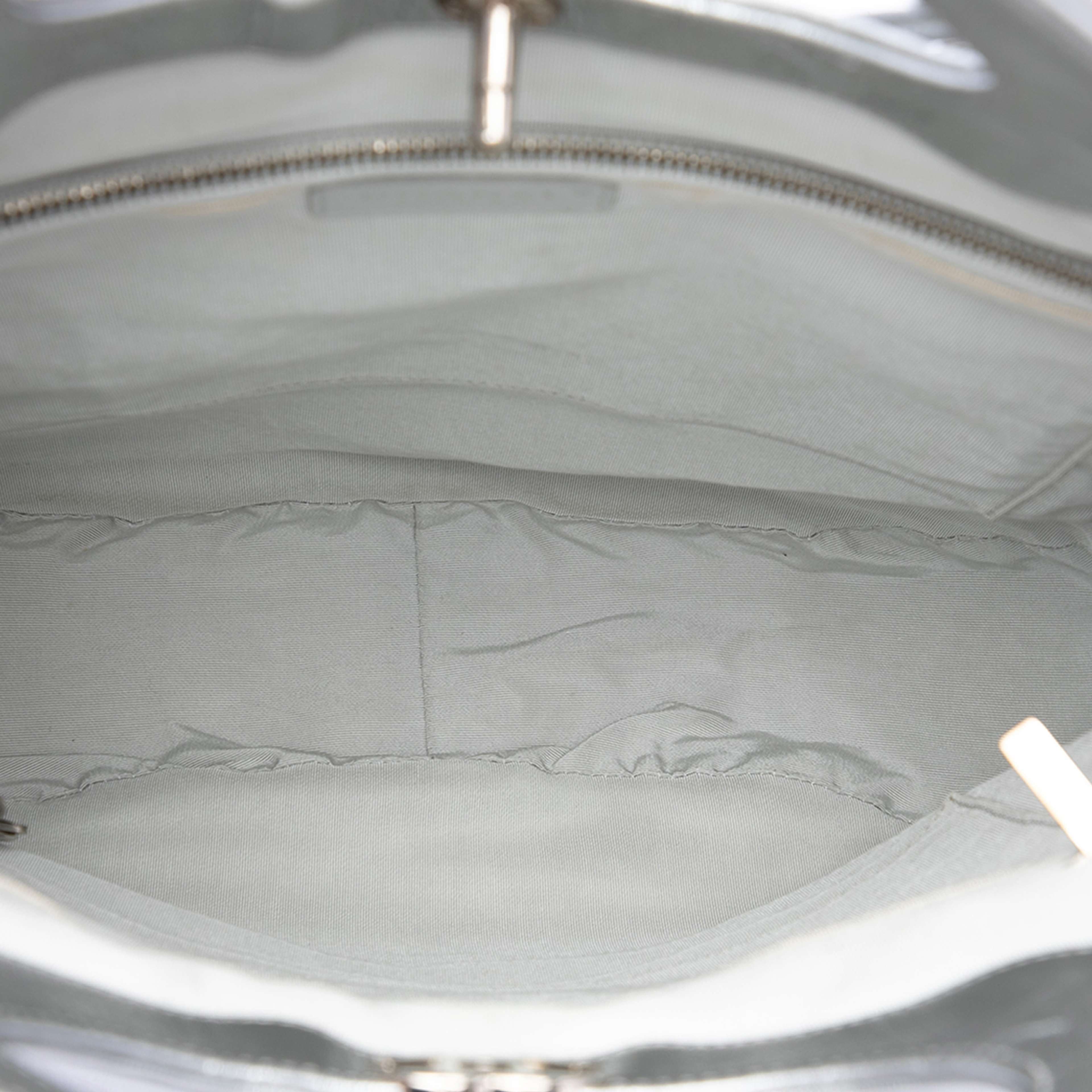 Chanel Quilted Crumpled Metallic Calfskin 31 Shopping Tote, från Luxclusif, i färgen silver. Klicka för att öppna bilden i stort format