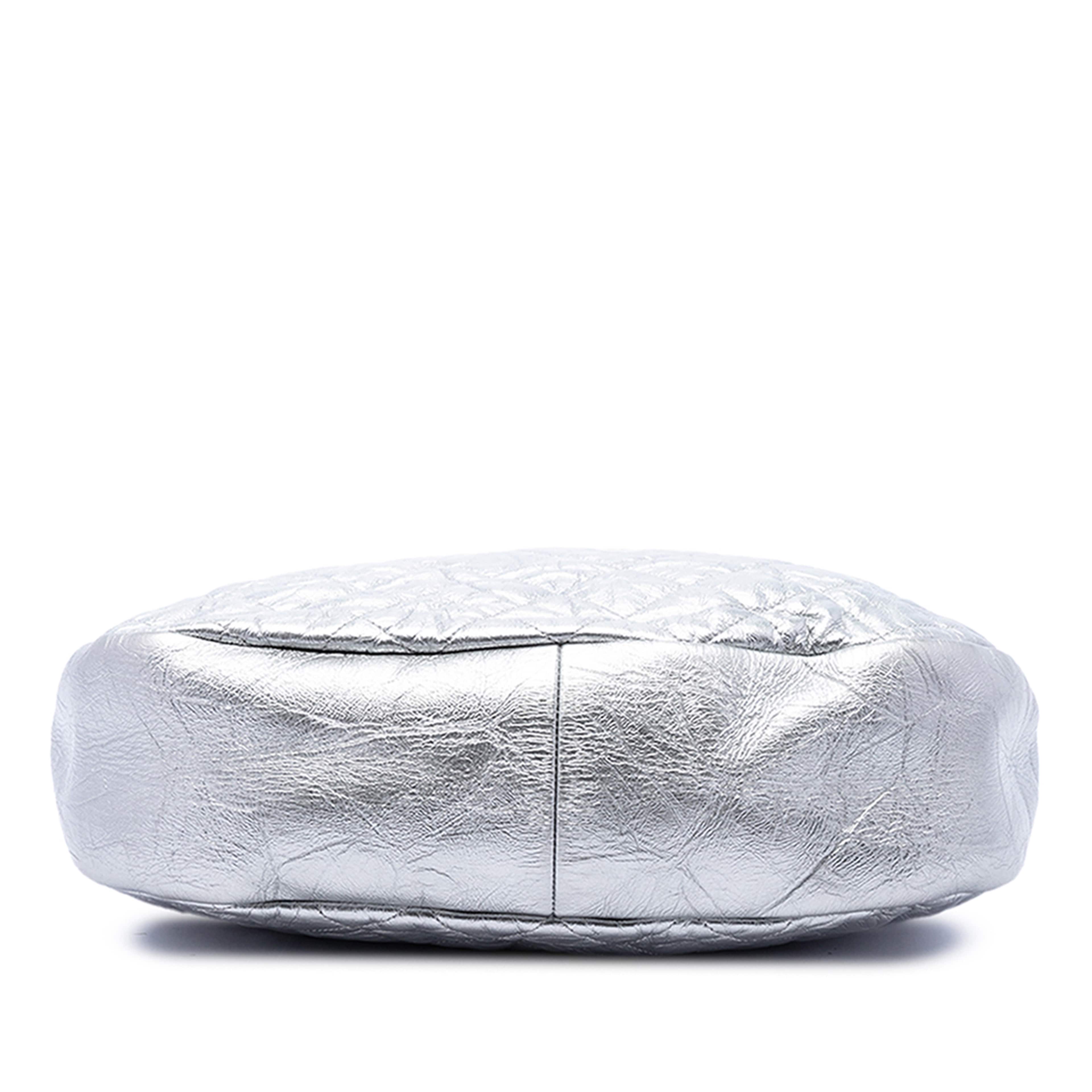 Chanel Quilted Crumpled Metallic Calfskin 31 Shopping Tote, från Luxclusif, i färgen silver. Klicka för att öppna bilden i stort format
