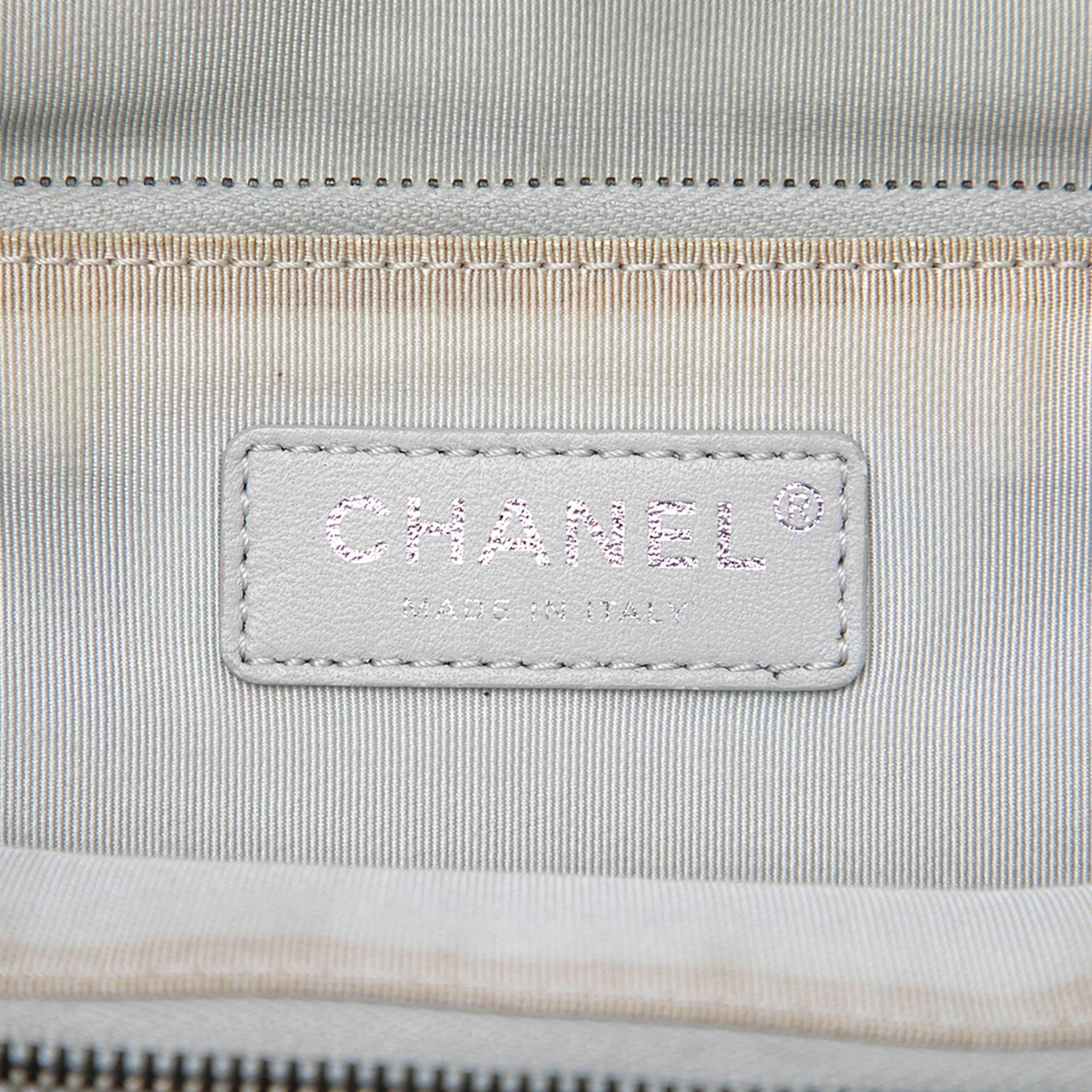 Chanel Quilted Crumpled Metallic Calfskin 31 Shopping Tote, från Luxclusif, i färgen silver. Klicka för att öppna bilden i stort format