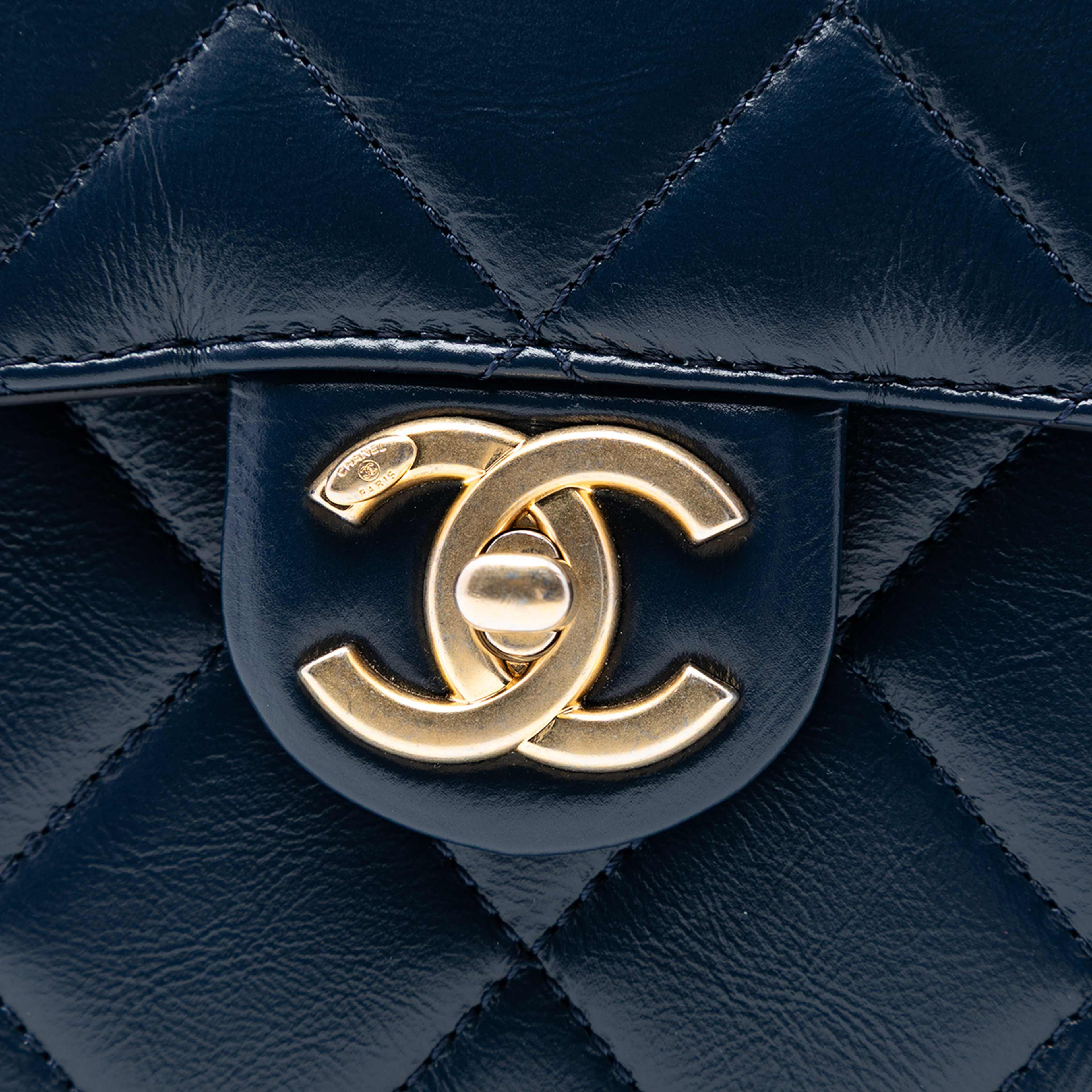 Chanel Mini Cc Quilted Shiny Calfskin Round Moon Messenger Flap, från Luxclusif, i färgen navy. Klicka för att öppna bilden i stort format