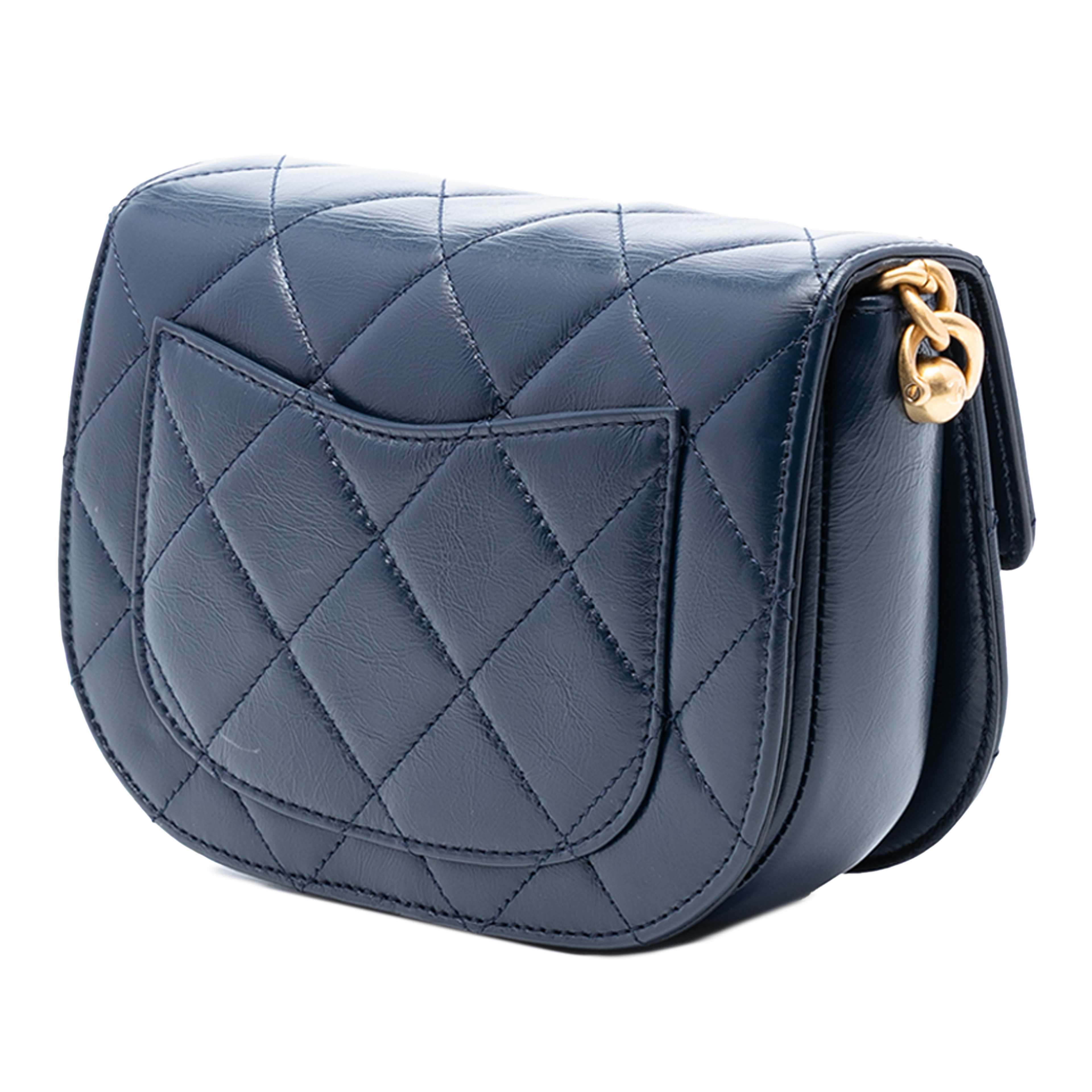 Chanel Mini Cc Quilted Shiny Calfskin Round Moon Messenger Flap, från Luxclusif, i färgen navy. Klicka för att öppna bilden i stort format