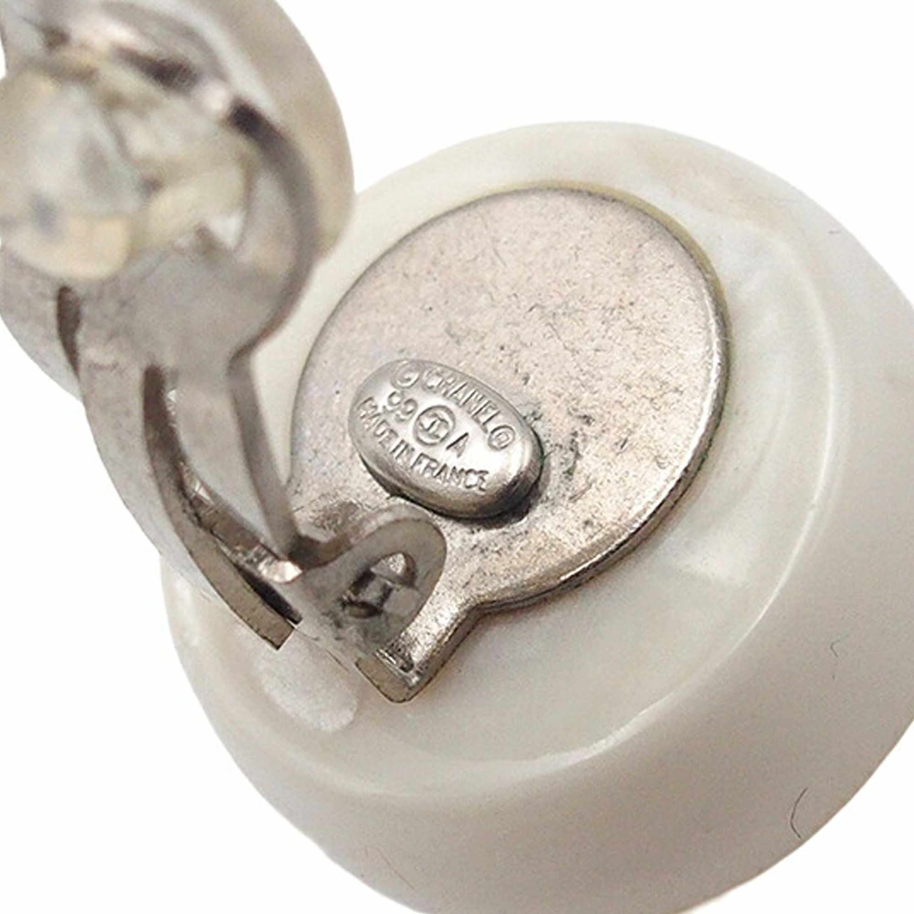 Chanel Cc Resin Clip On Earrings, från Luxclusif, i färgen white. Klicka för att öppna bilden i stort format