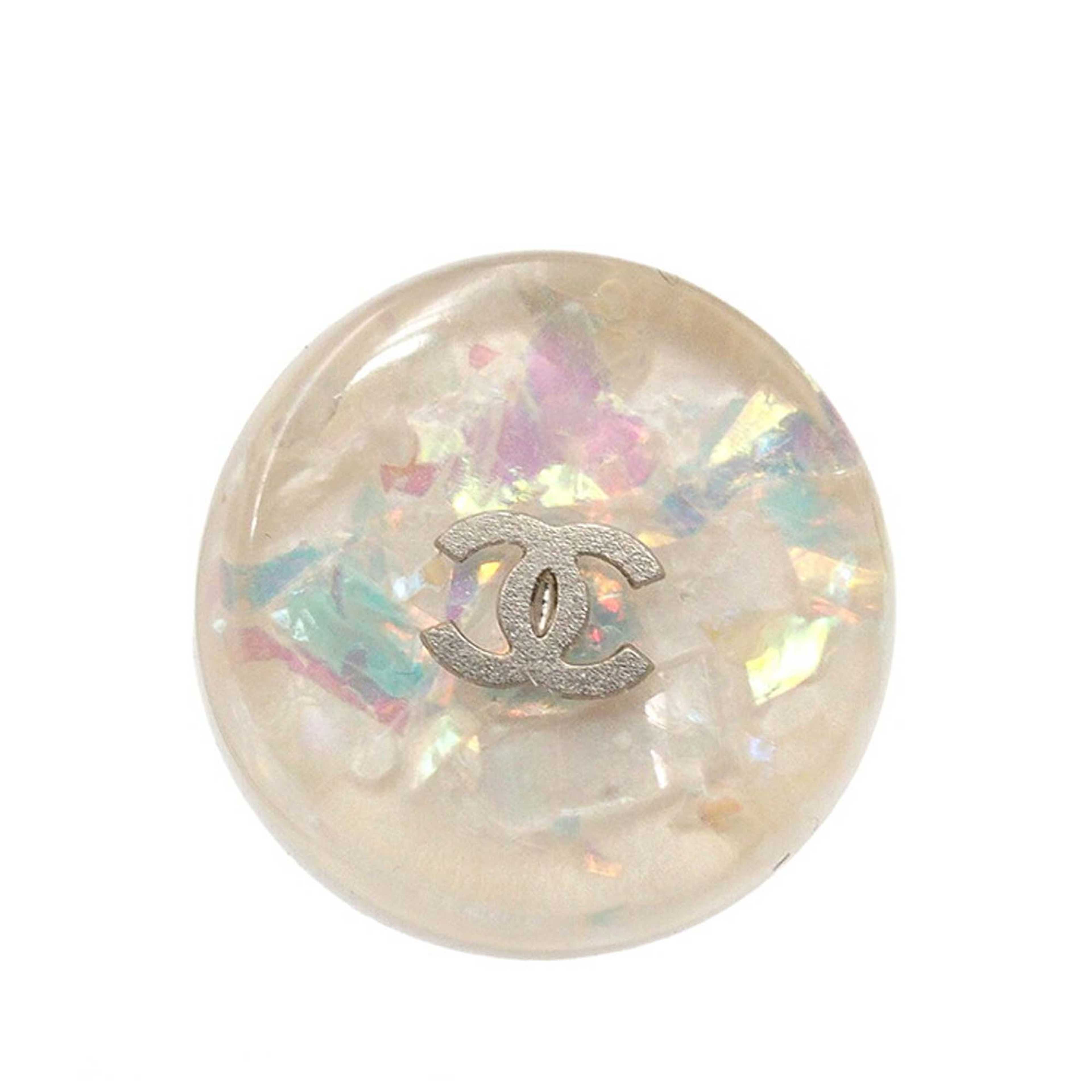 Chanel Cc Resin Clip On Earrings, från Luxclusif, i färgen white. Klicka för att öppna bilden i stort format