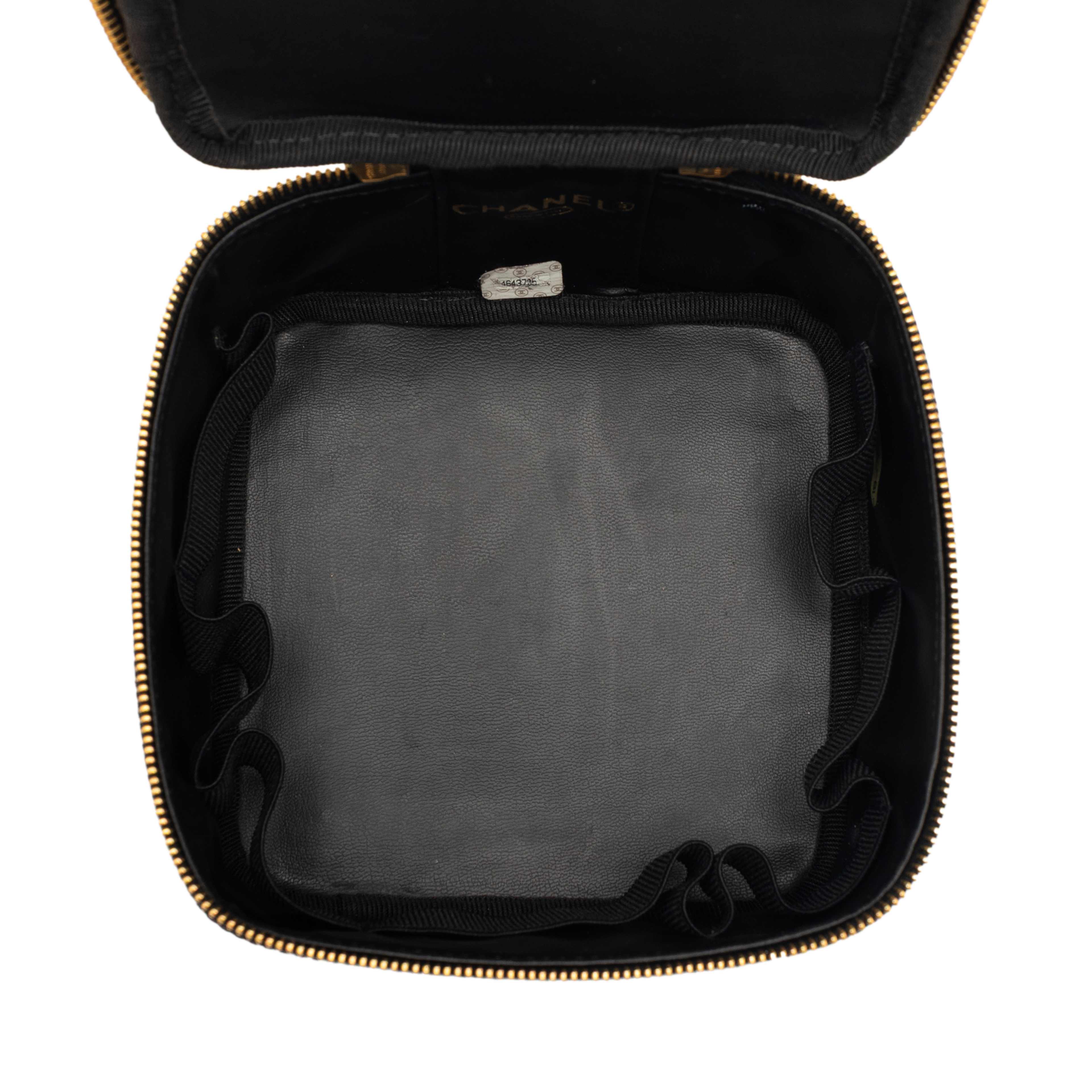 Chanel Cc Caviar Vanity Bag, från Luxclusif, i färgen black. Klicka för att öppna bilden i stort format