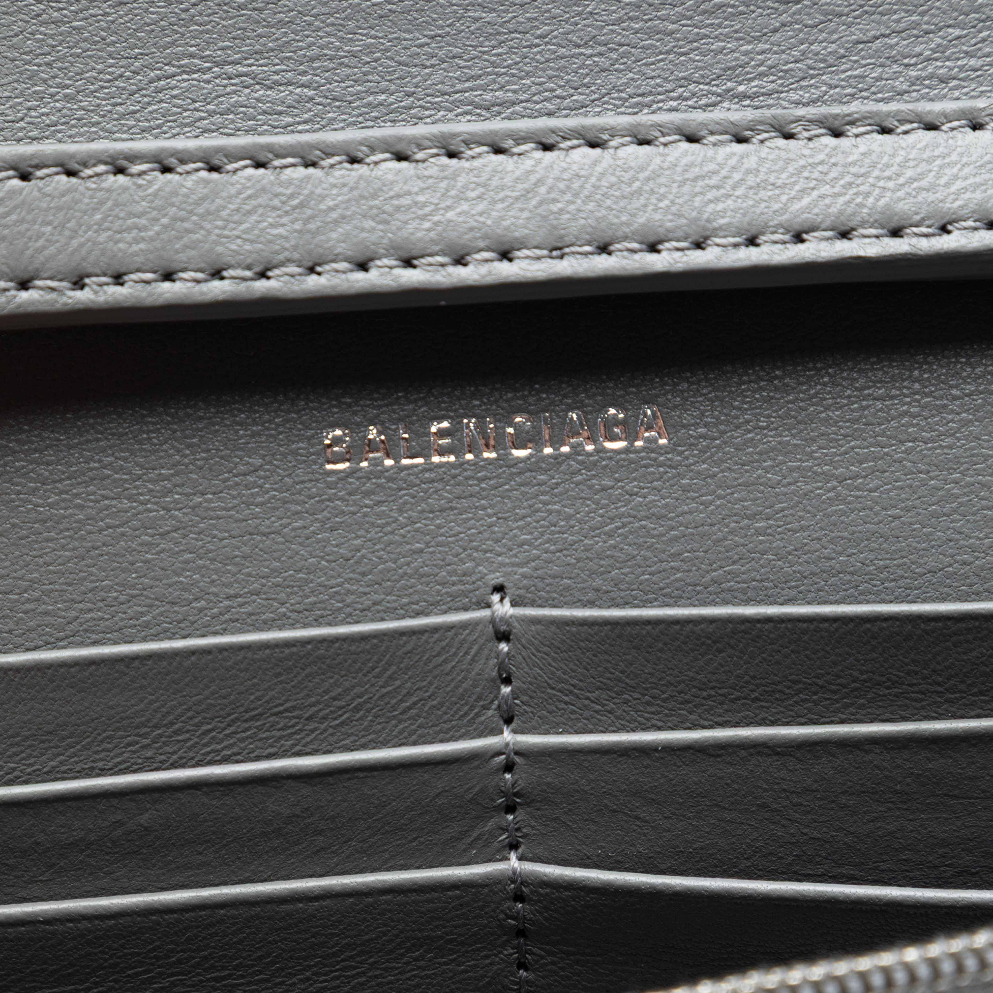Balenciaga Nappa Sequin Hourglass Wallet On Chain, från Luxclusif, i färgen silver. Klicka för att öppna bilden i stort format