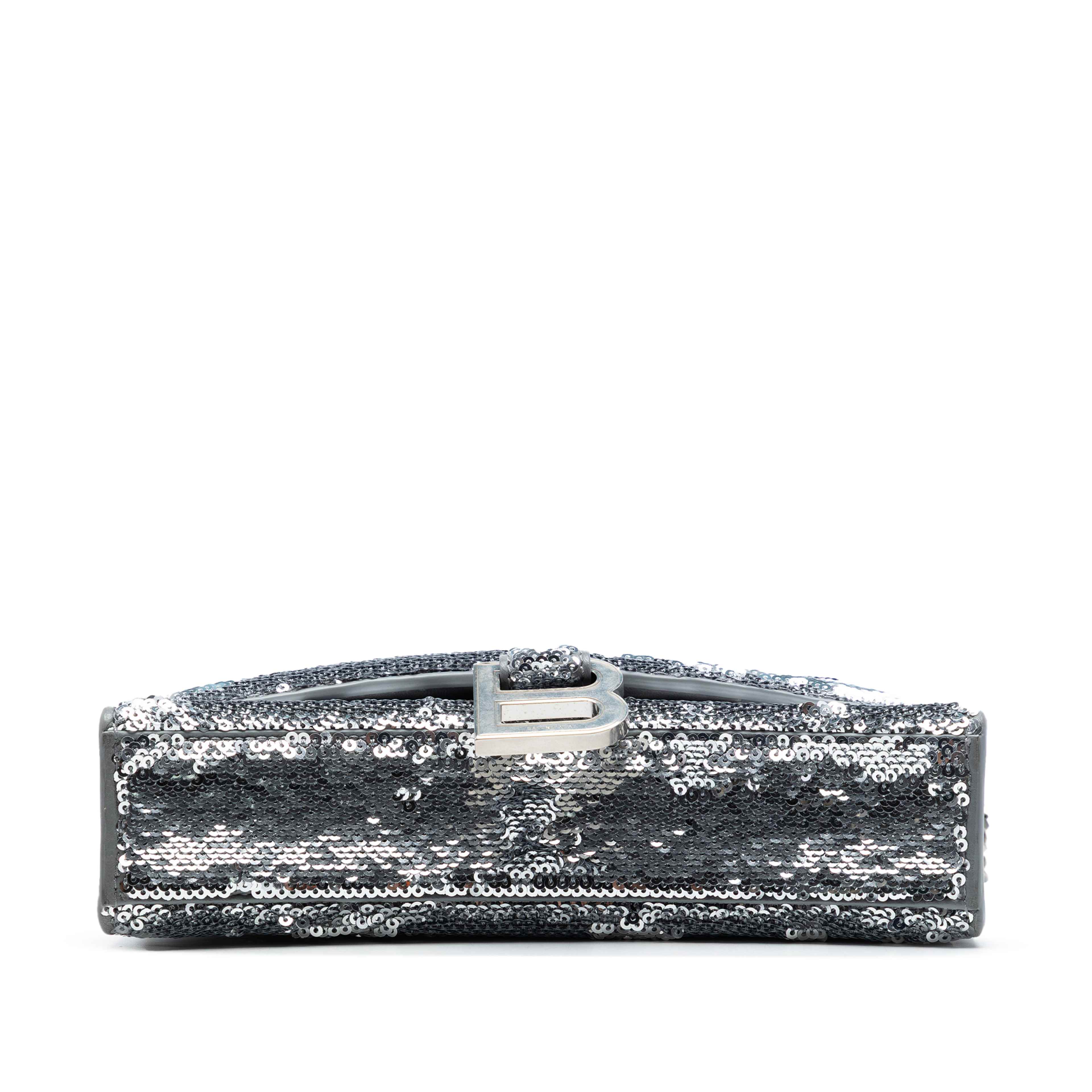 Balenciaga Nappa Sequin Hourglass Wallet On Chain, från Luxclusif, i färgen silver. Klicka för att öppna bilden i stort format