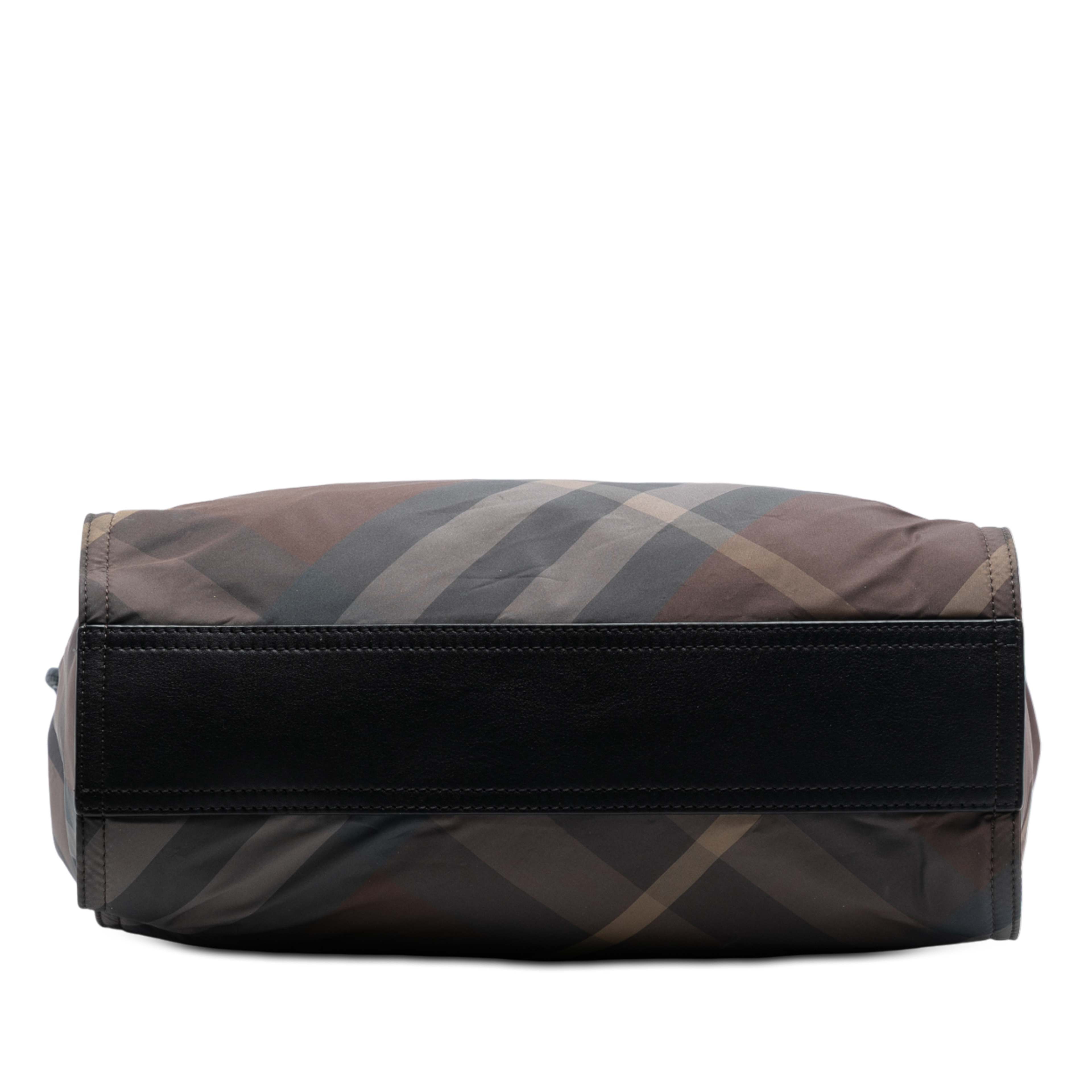 Burberry Supernova Check Nylon Buckleigh Tote, från Luxclusif, i färgen brown. Klicka för att öppna bilden i stort format