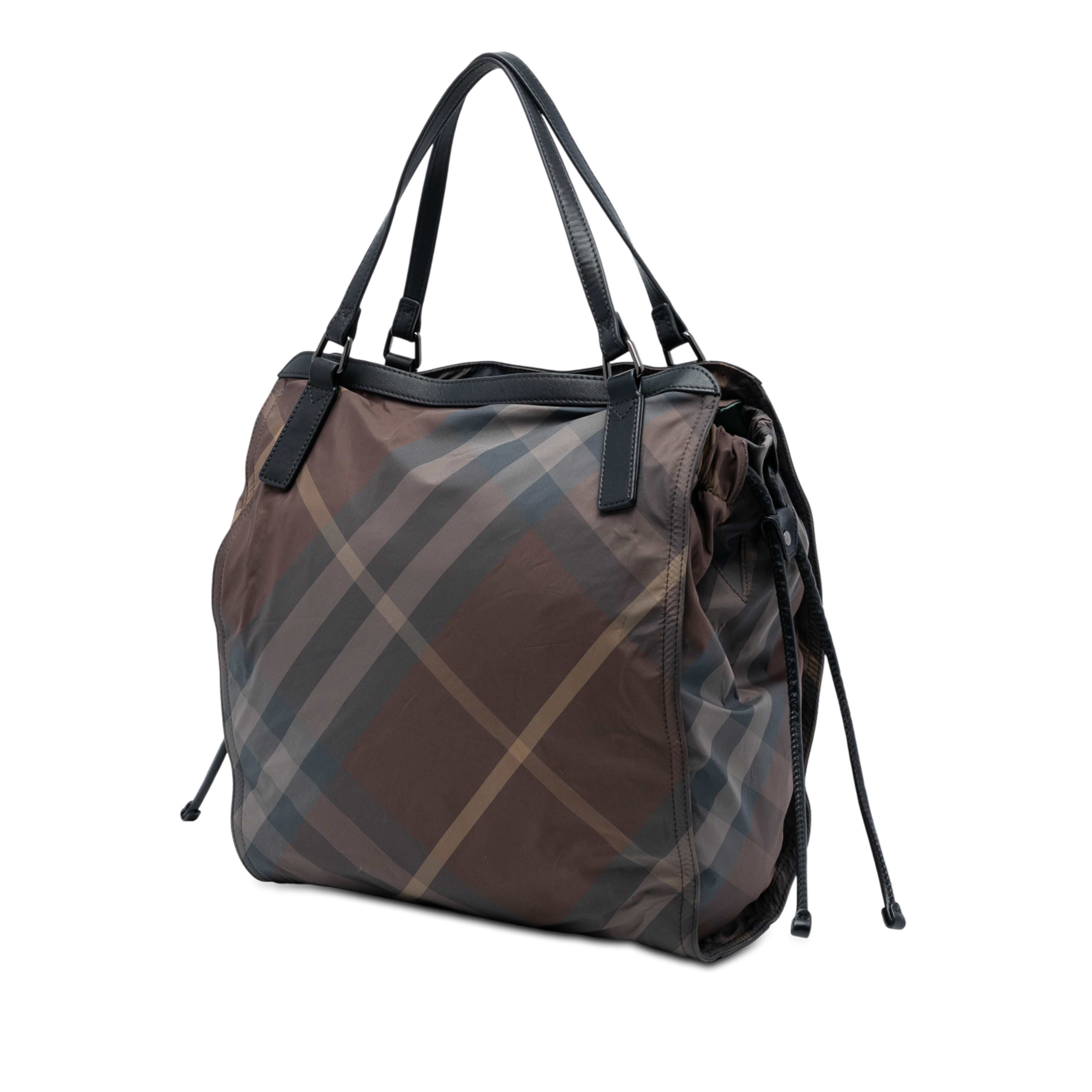 Burberry Supernova Check Nylon Buckleigh Tote, från Luxclusif, i färgen brown. Klicka för att öppna bilden i stort format