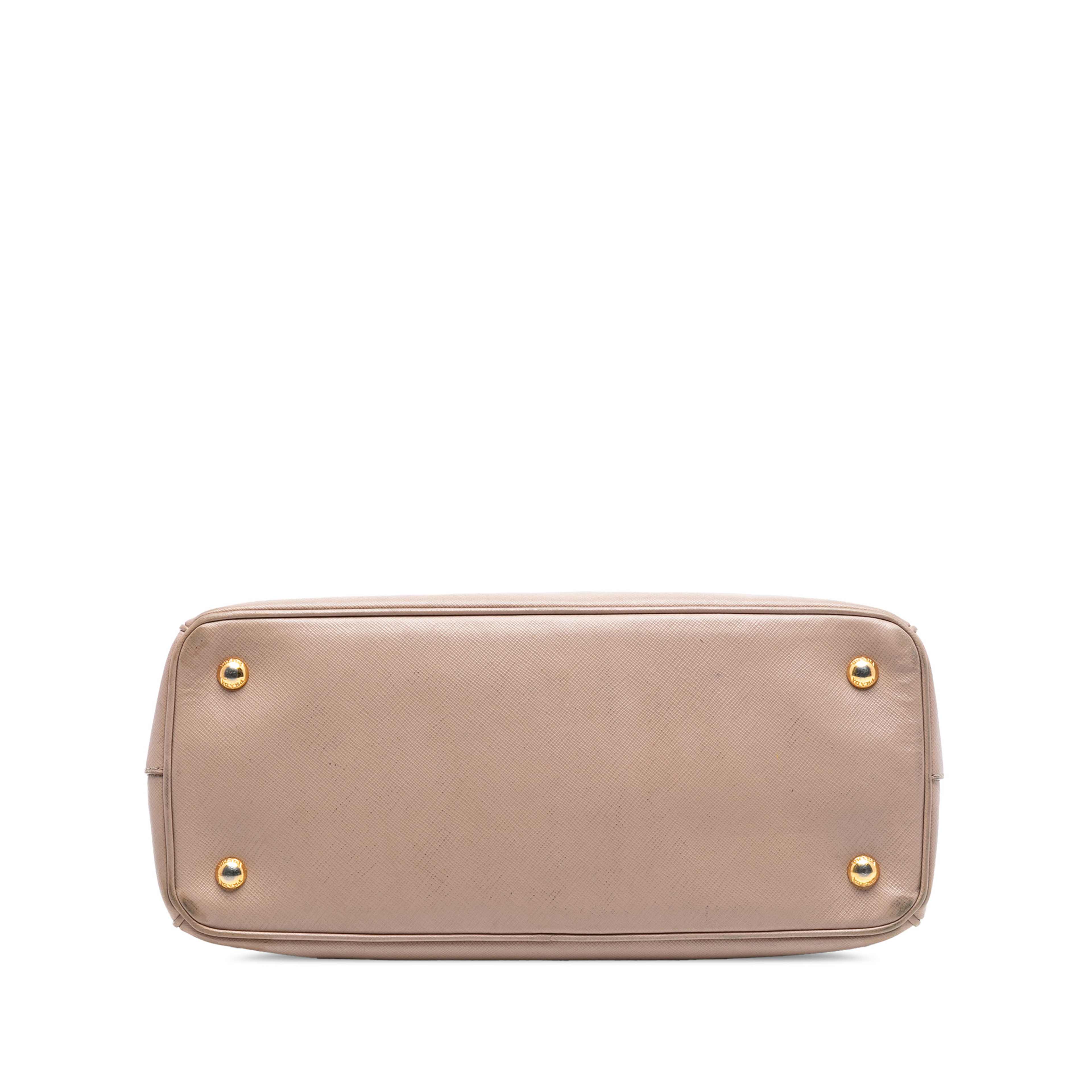 Prada Large Saffiano Lux Galleria Double Zip Satchel, från Luxclusif, i färgen nude. Klicka för att öppna bilden i stort format