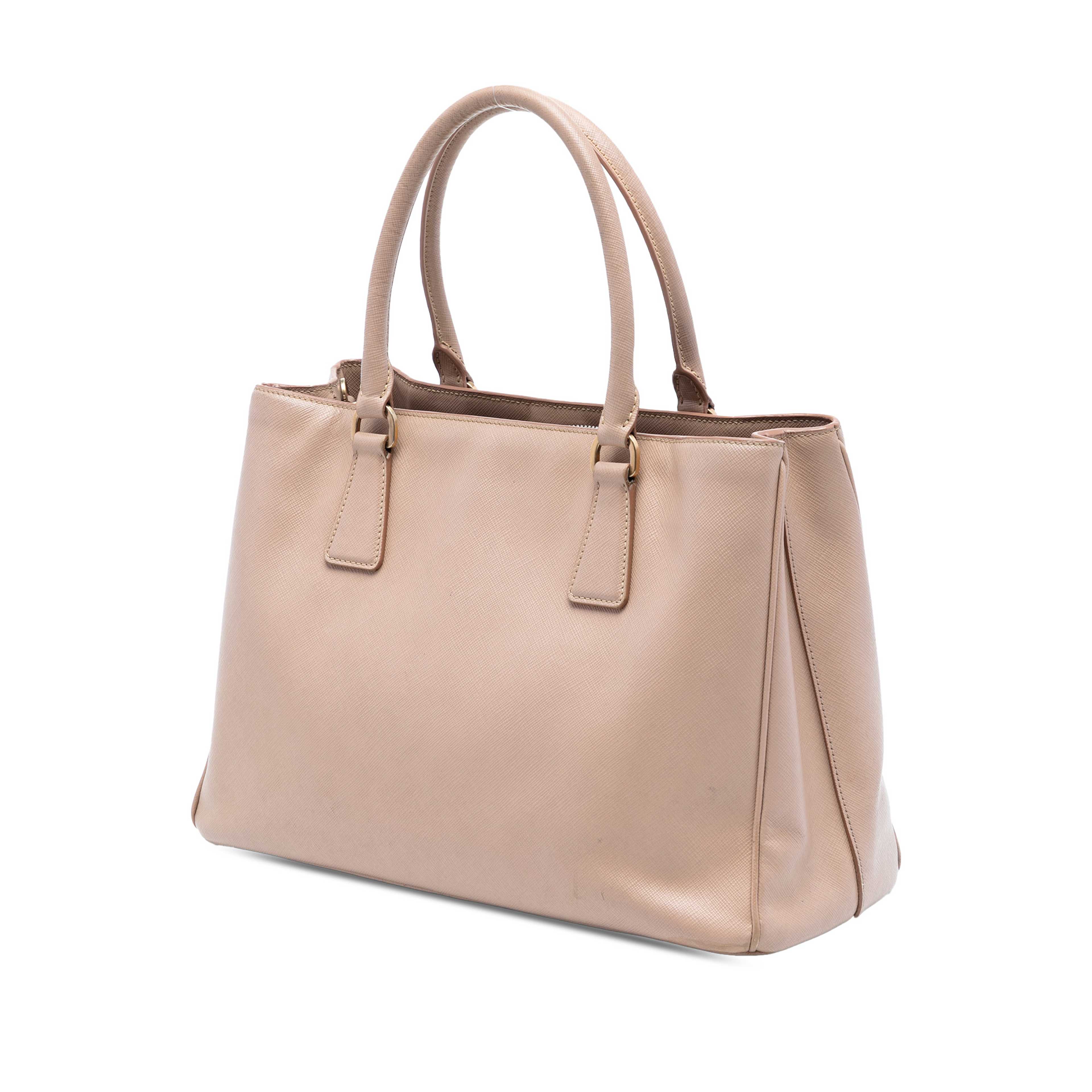 Prada Large Saffiano Lux Galleria Double Zip Satchel, från Luxclusif, i färgen nude. Klicka för att öppna bilden i stort format