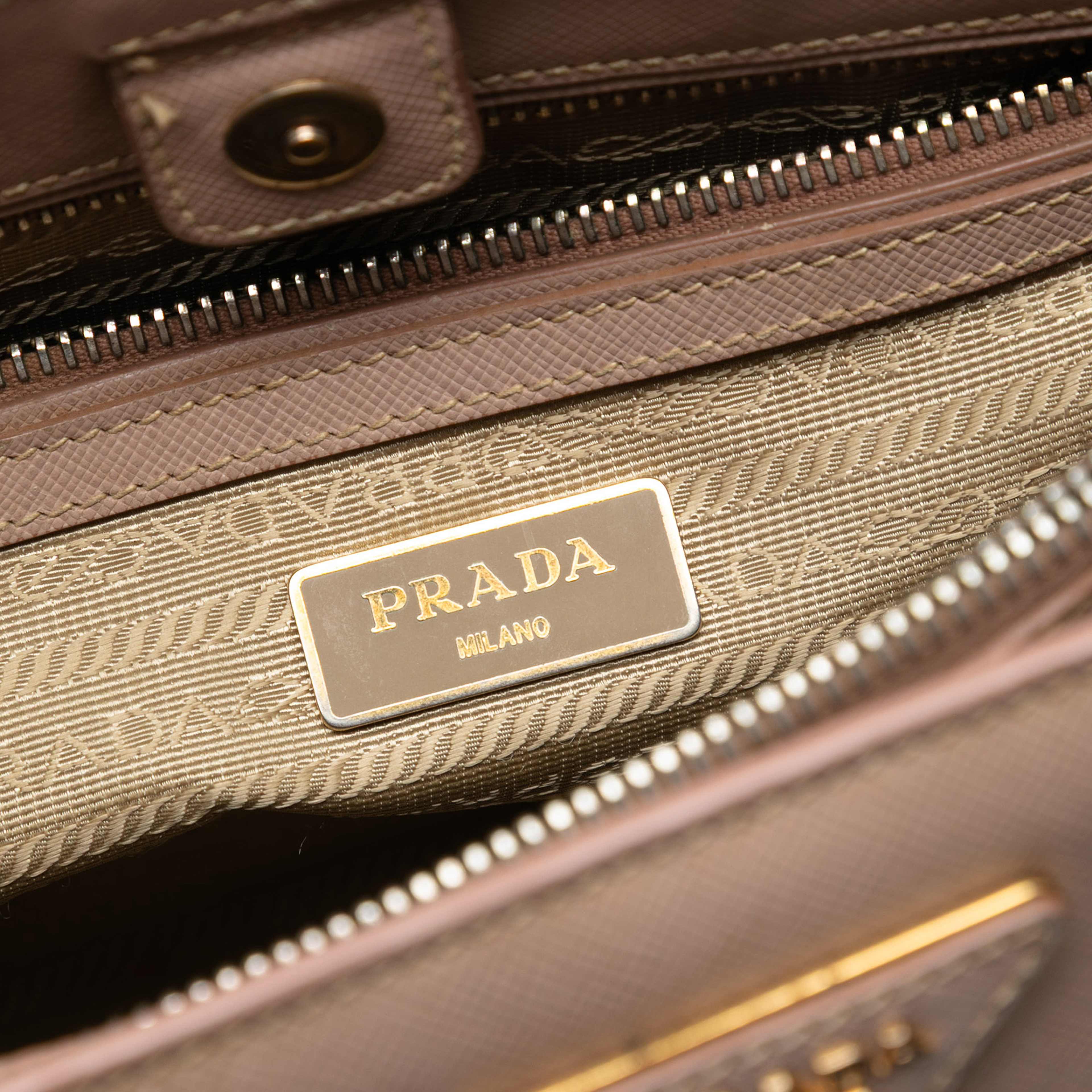 Prada Large Saffiano Lux Galleria Double Zip Satchel, från Luxclusif, i färgen nude. Klicka för att öppna bilden i stort format