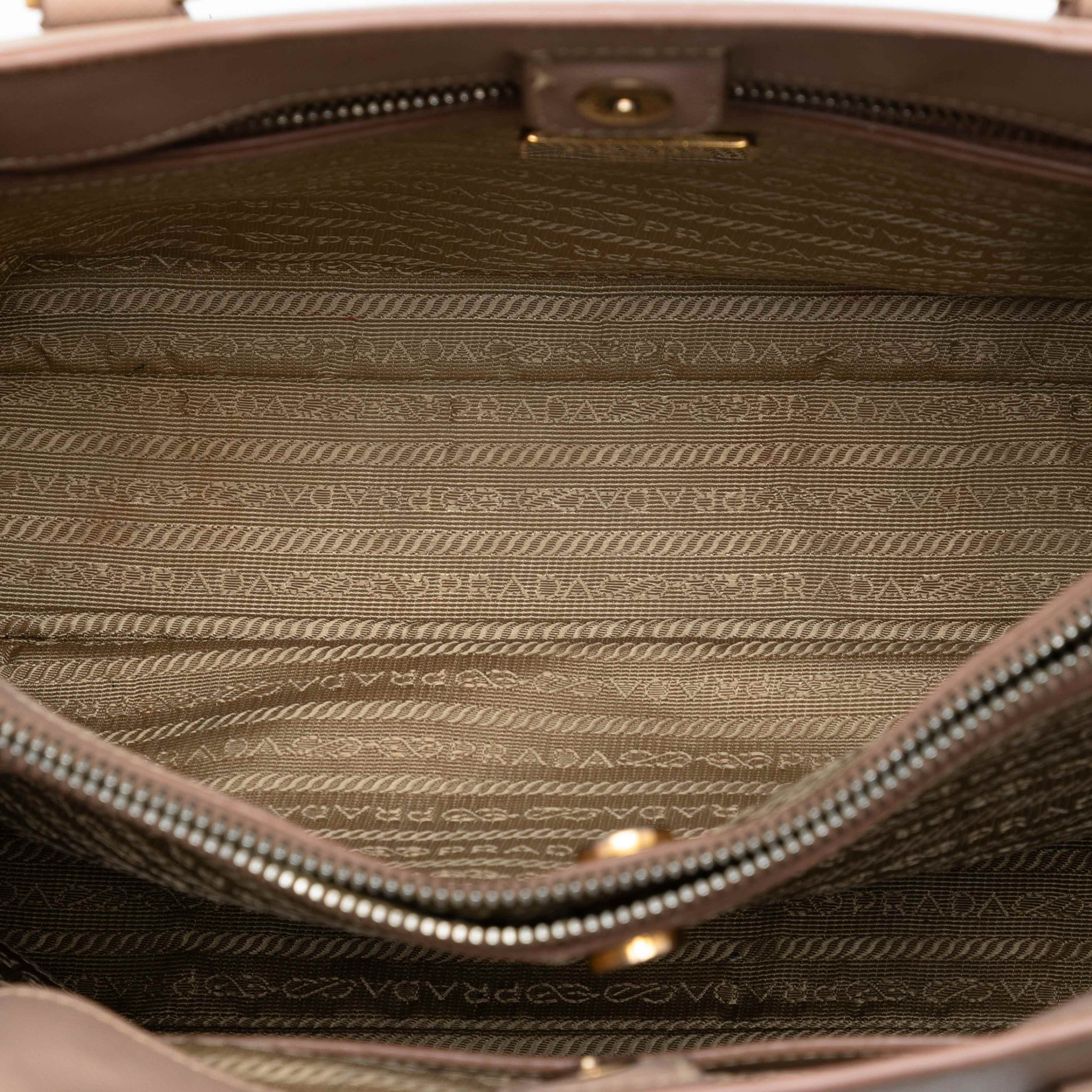 Prada Large Saffiano Lux Galleria Double Zip Satchel, från Luxclusif, i färgen nude. Klicka för att öppna bilden i stort format