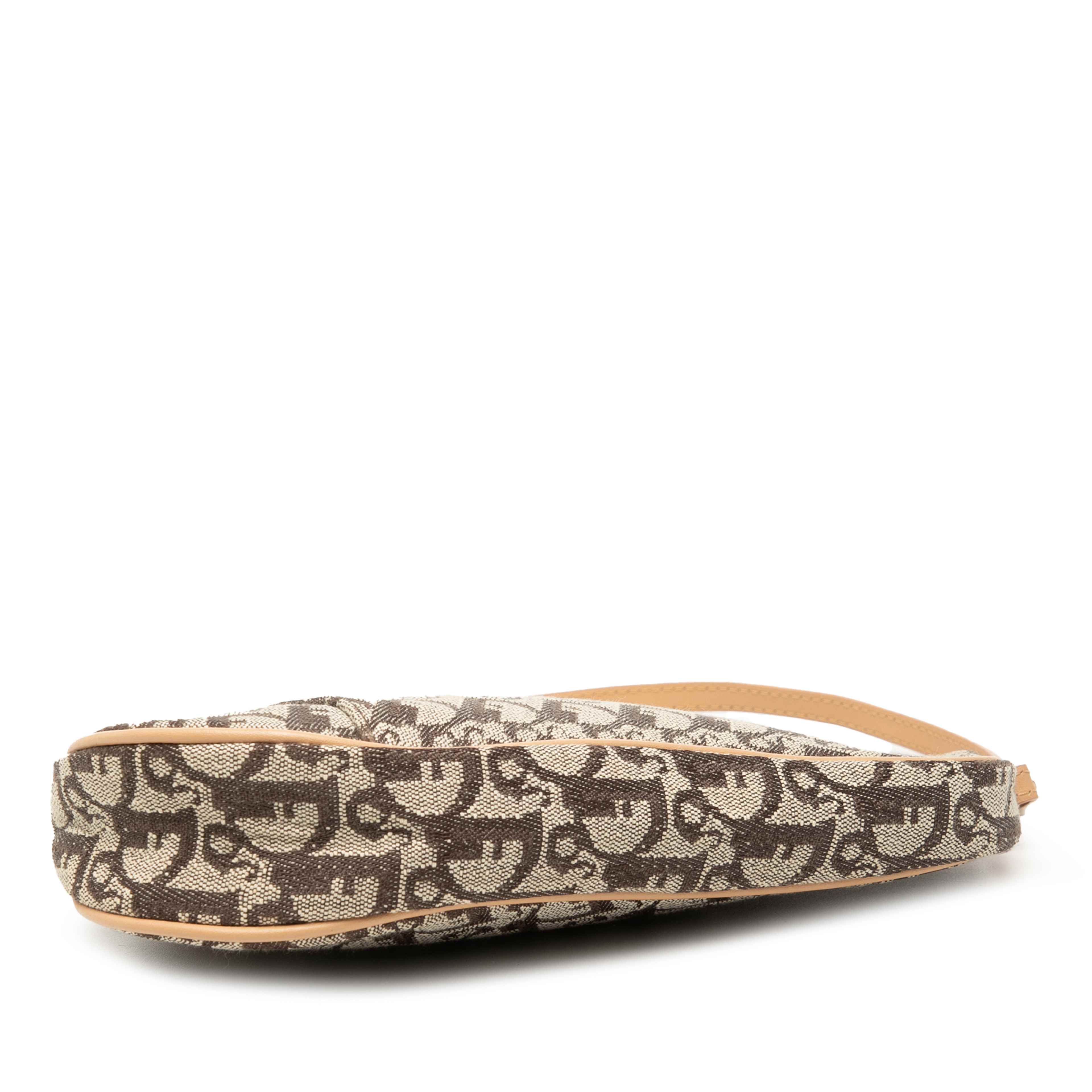 Dior Mini Diorissimo Canvas Saddle Pochette, från Luxclusif, i färgen brown. Klicka för att öppna bilden i stort format